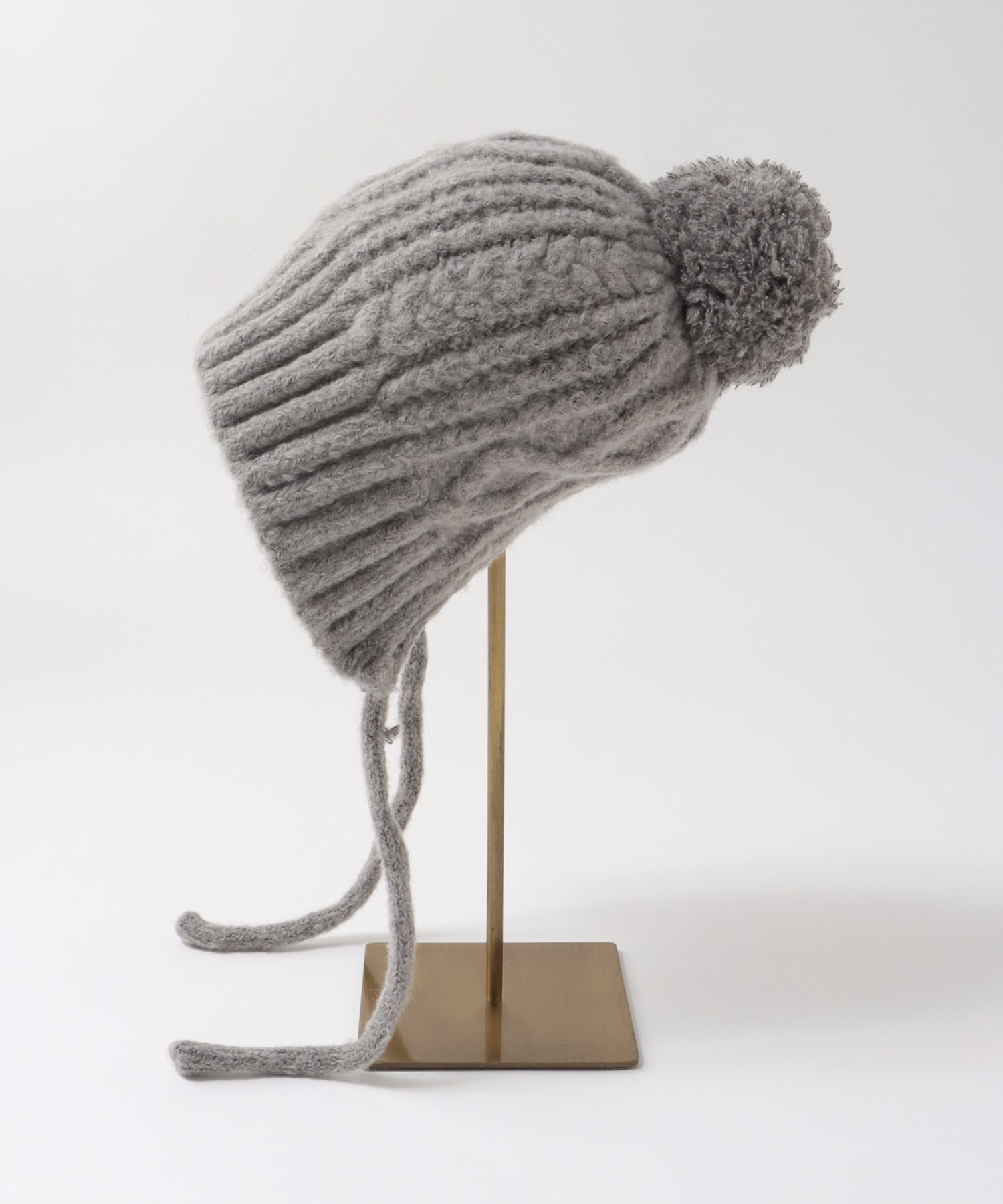 ポンポン付ケーブル編みニット帽