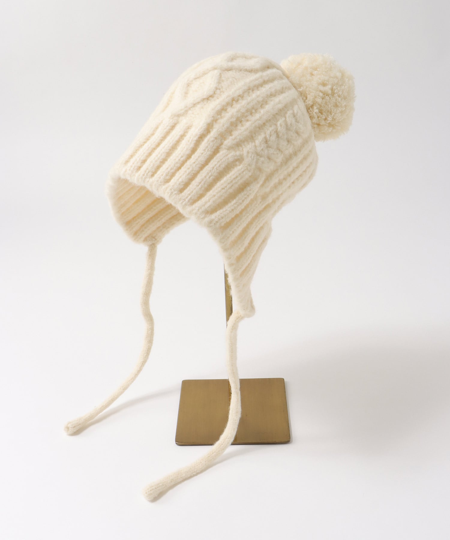 ポンポン付ケーブル編みニット帽