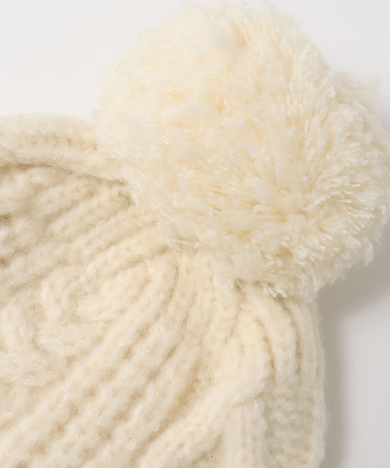 ポンポン付ケーブル編みニット帽