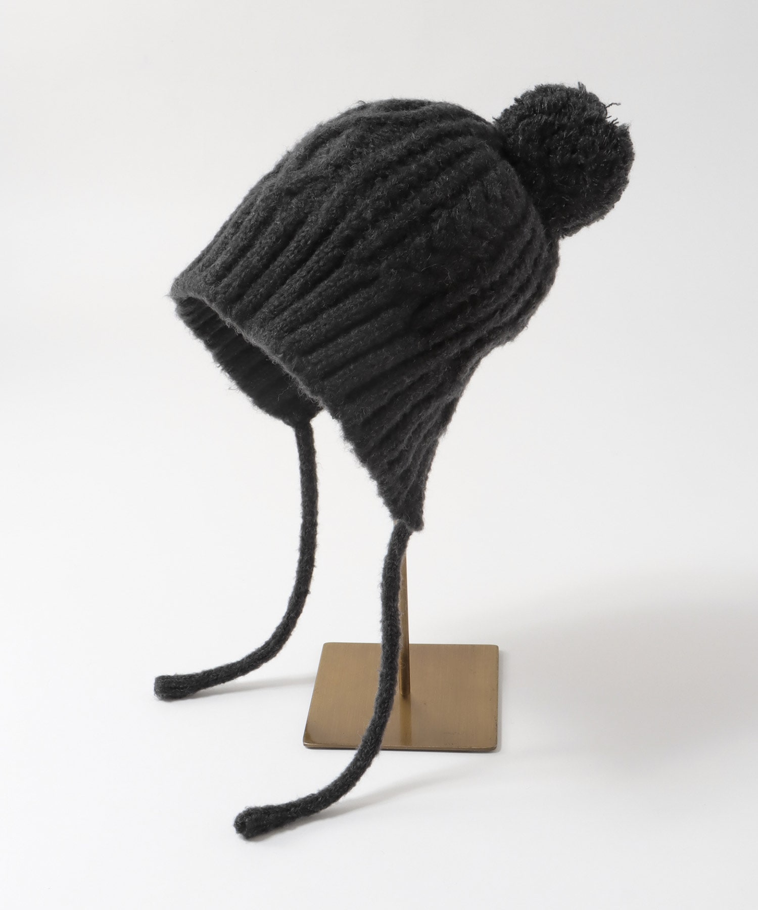 ポンポン付ケーブル編みニット帽