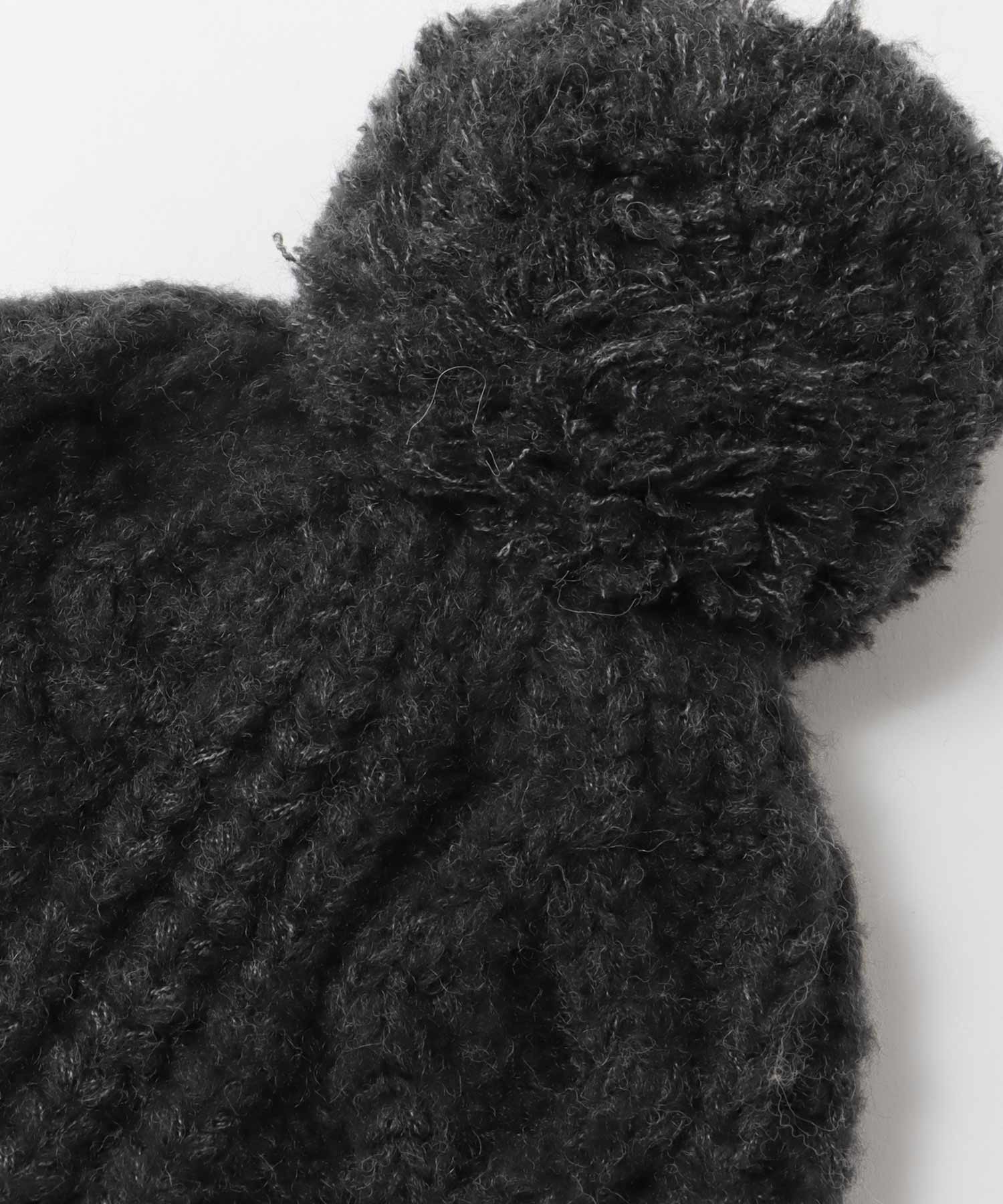 ポンポン付ケーブル編みニット帽