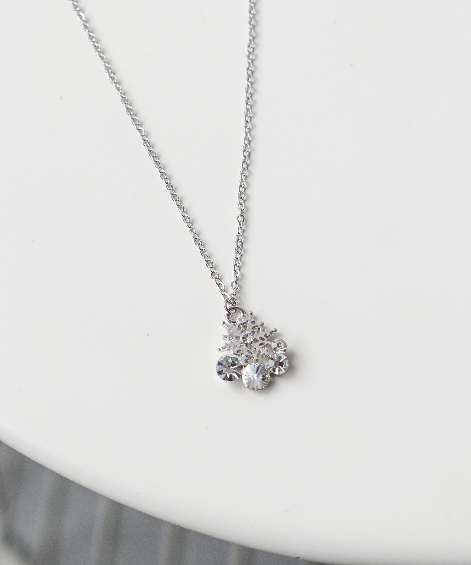 スノーフレークネックレス