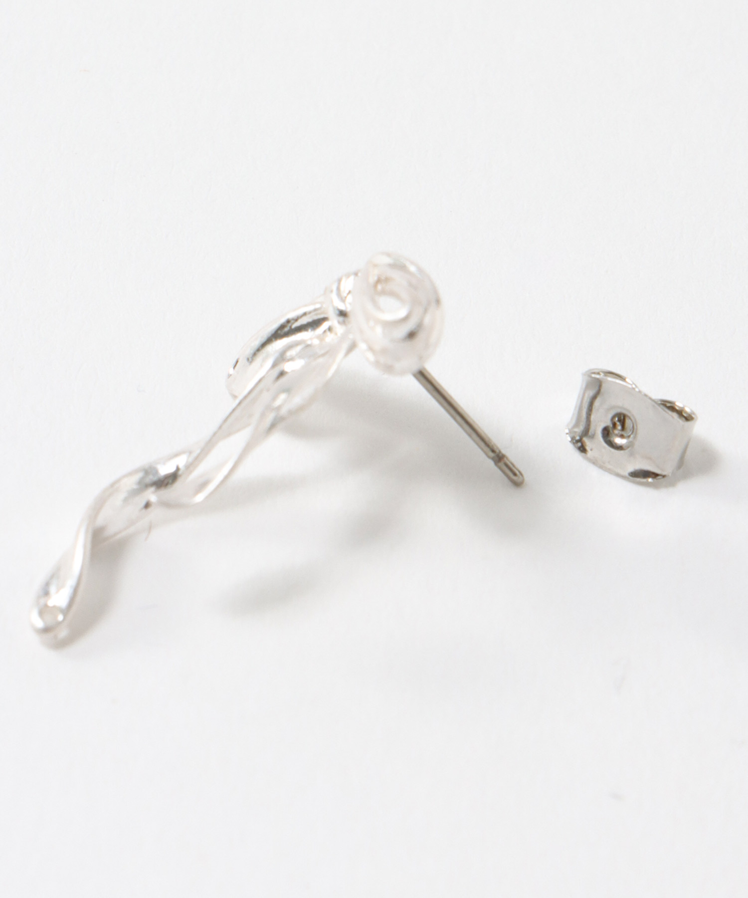 メタルリボンピアス