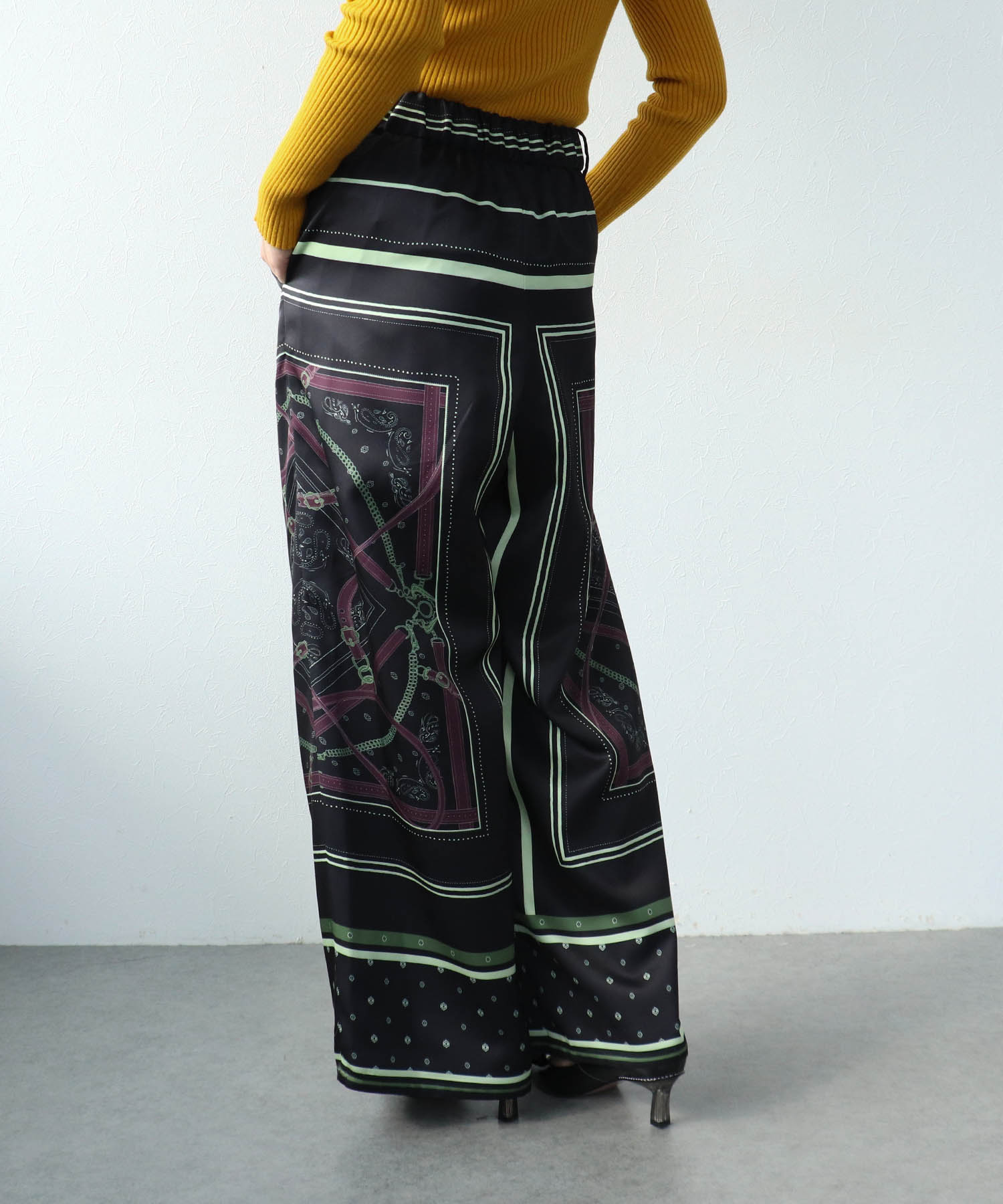 スカーフプリントパンツ