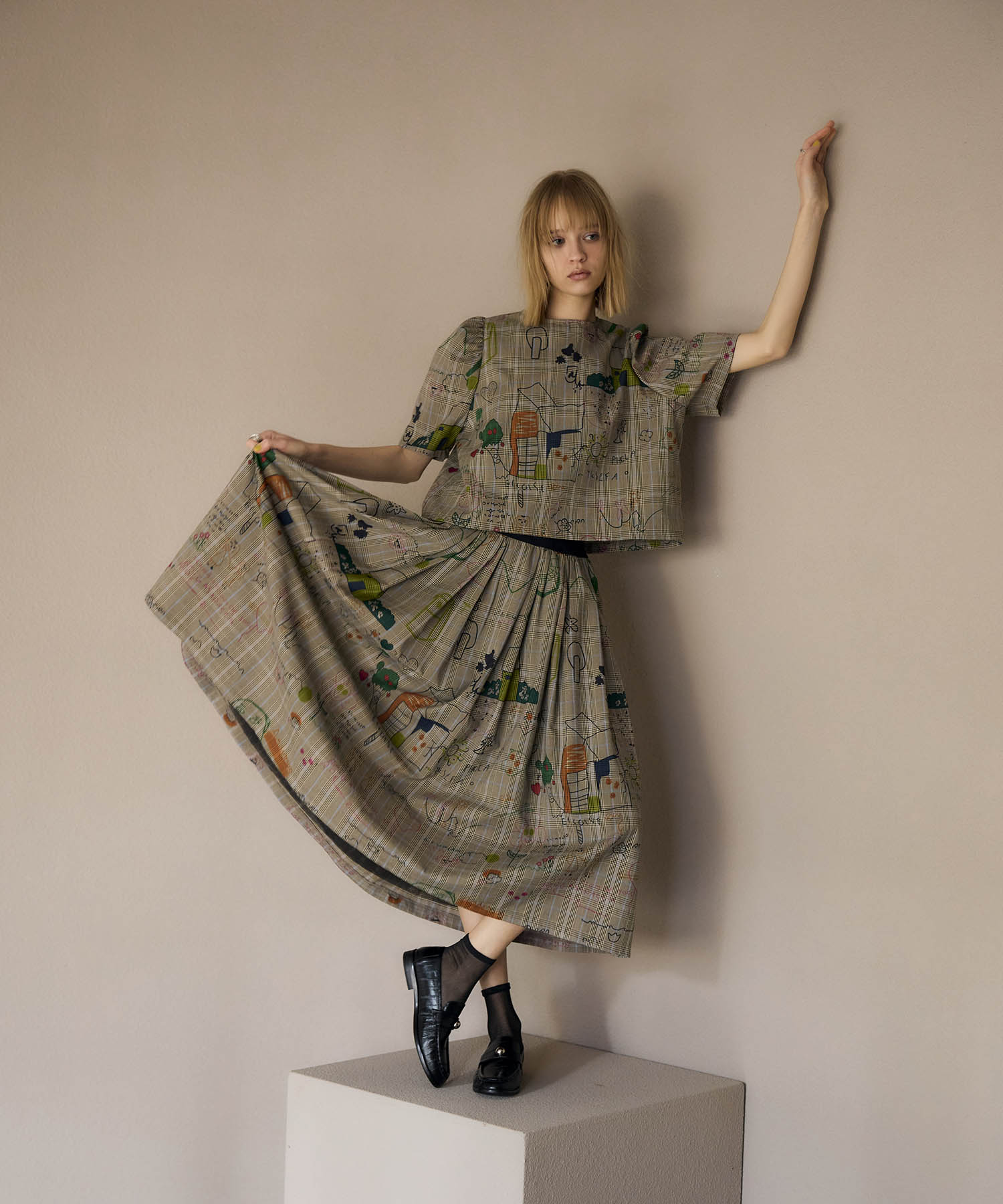 落書きプリントチェックパフトップス