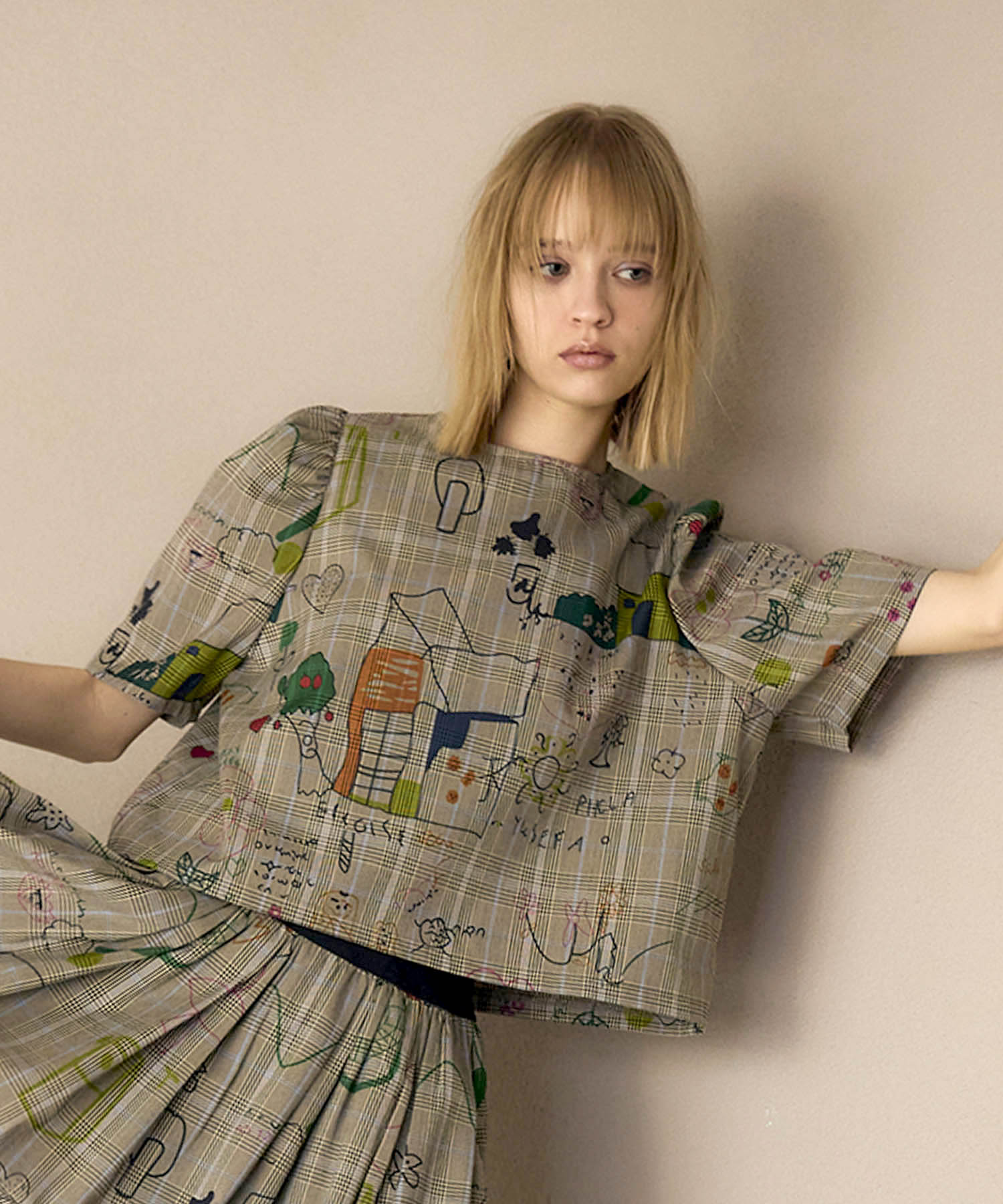 落書きプリントチェックパフトップス