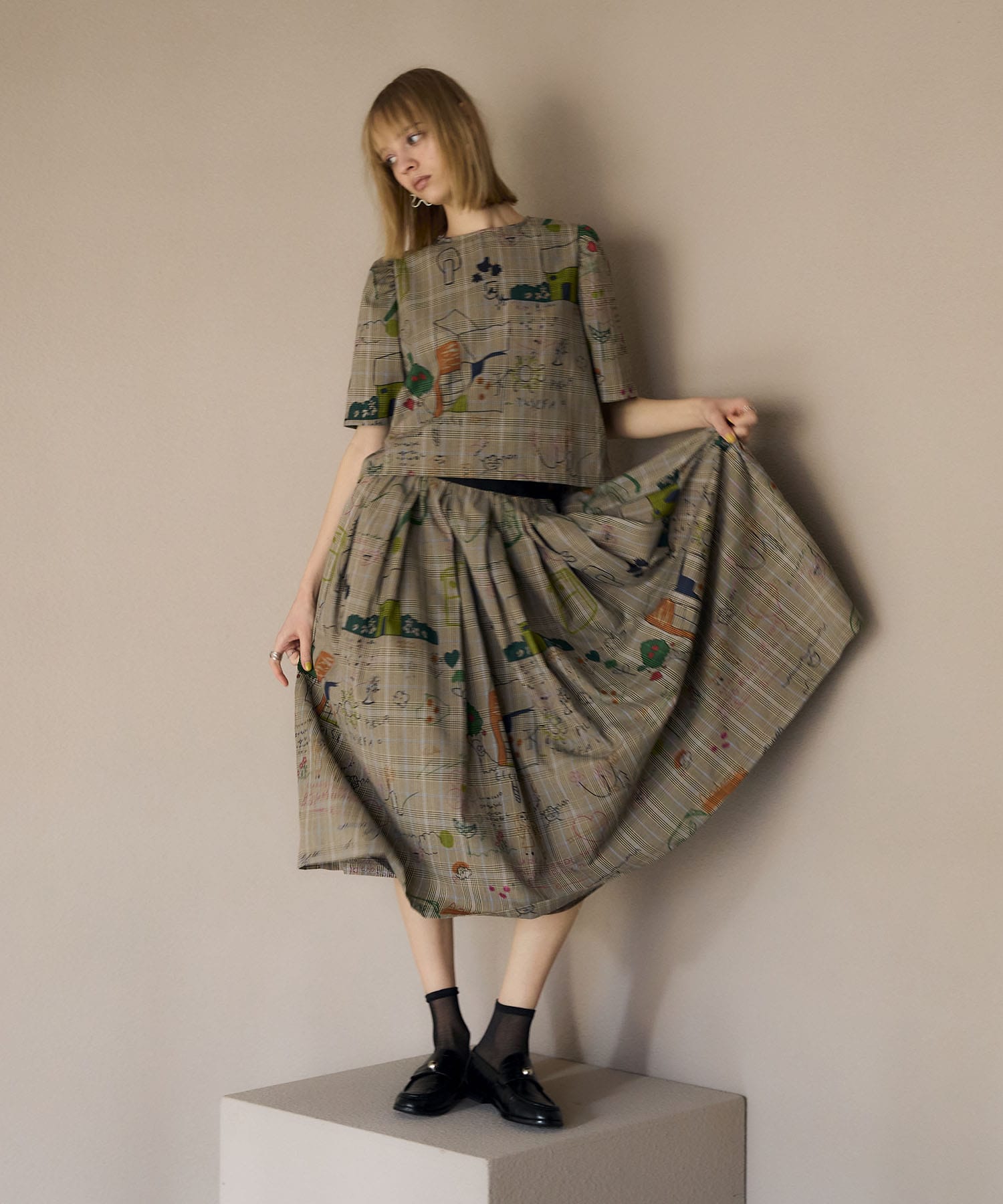 落書きプリントチェックパフトップス