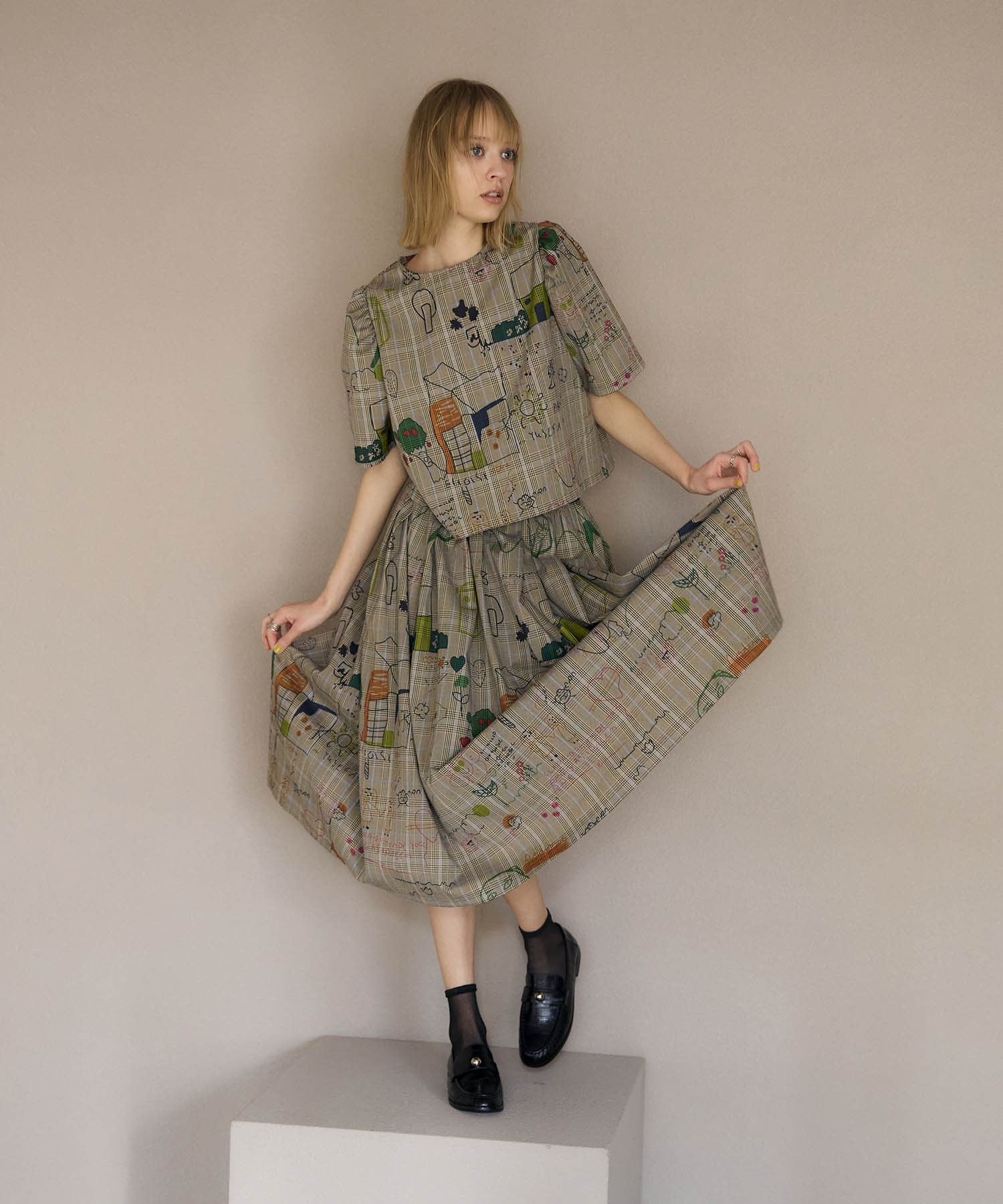 落書きプリントチェックパフトップス