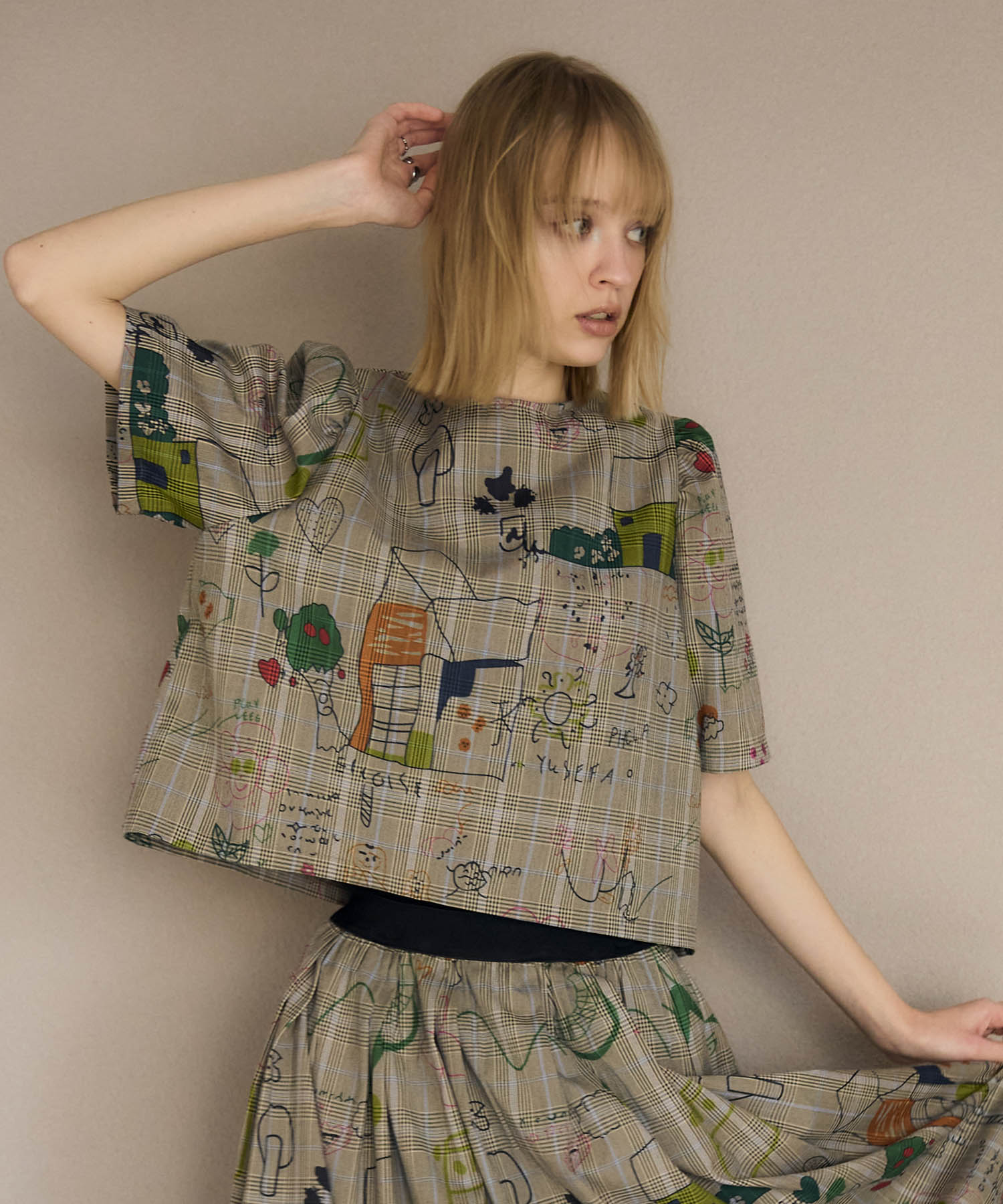 落書きプリントチェックパフトップス