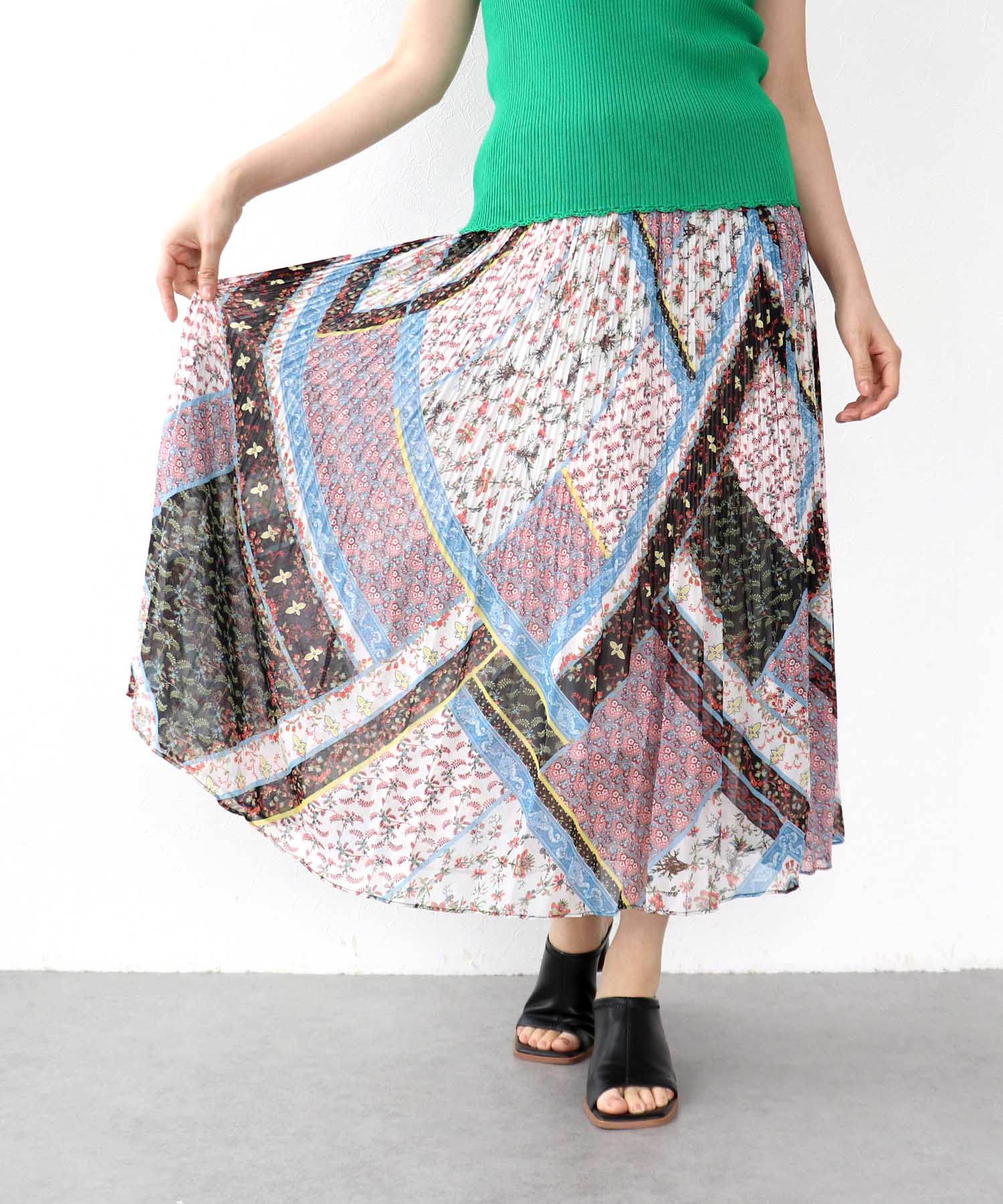 スカーフプリントプリーツスカート