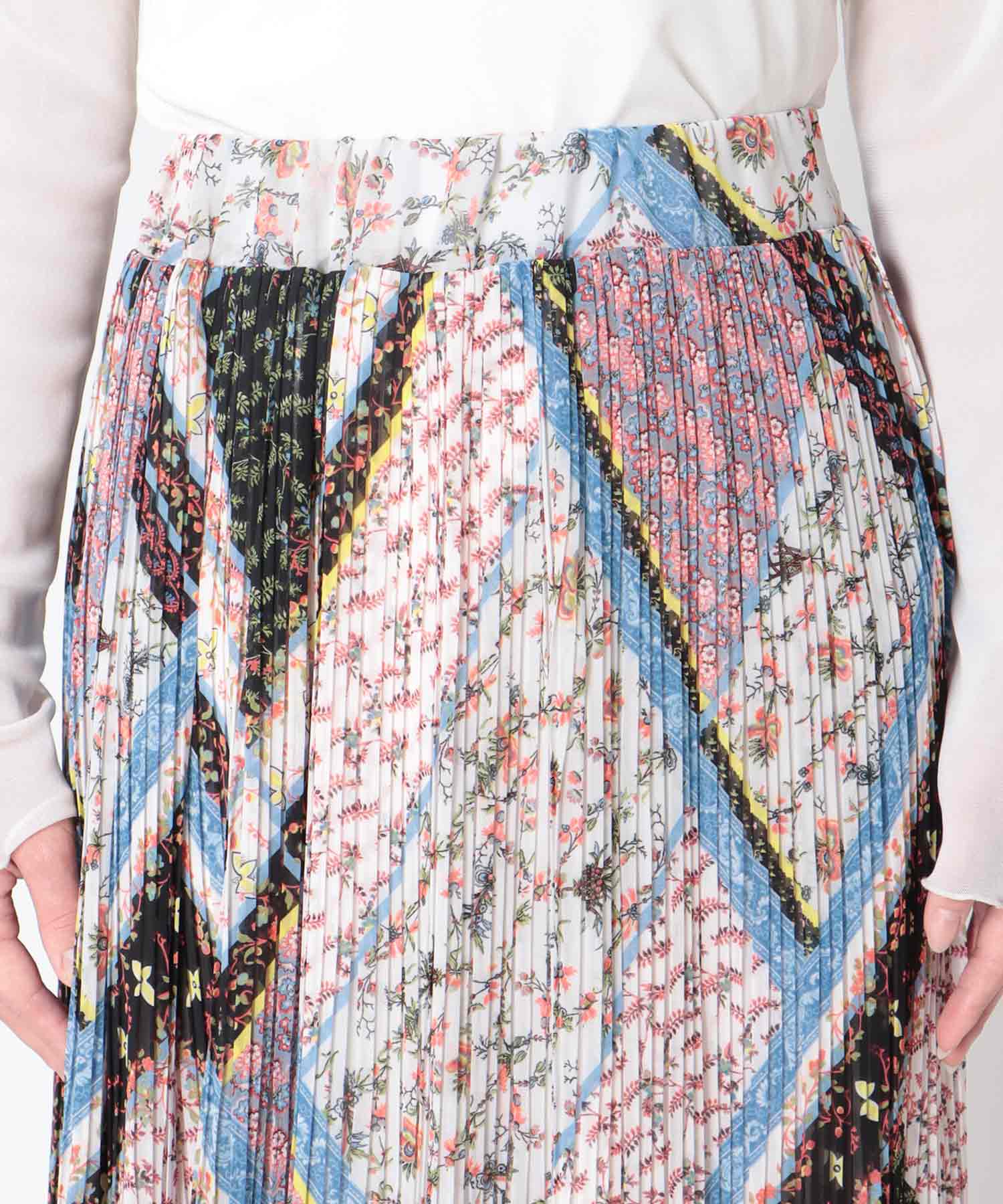 スカーフプリントプリーツスカート