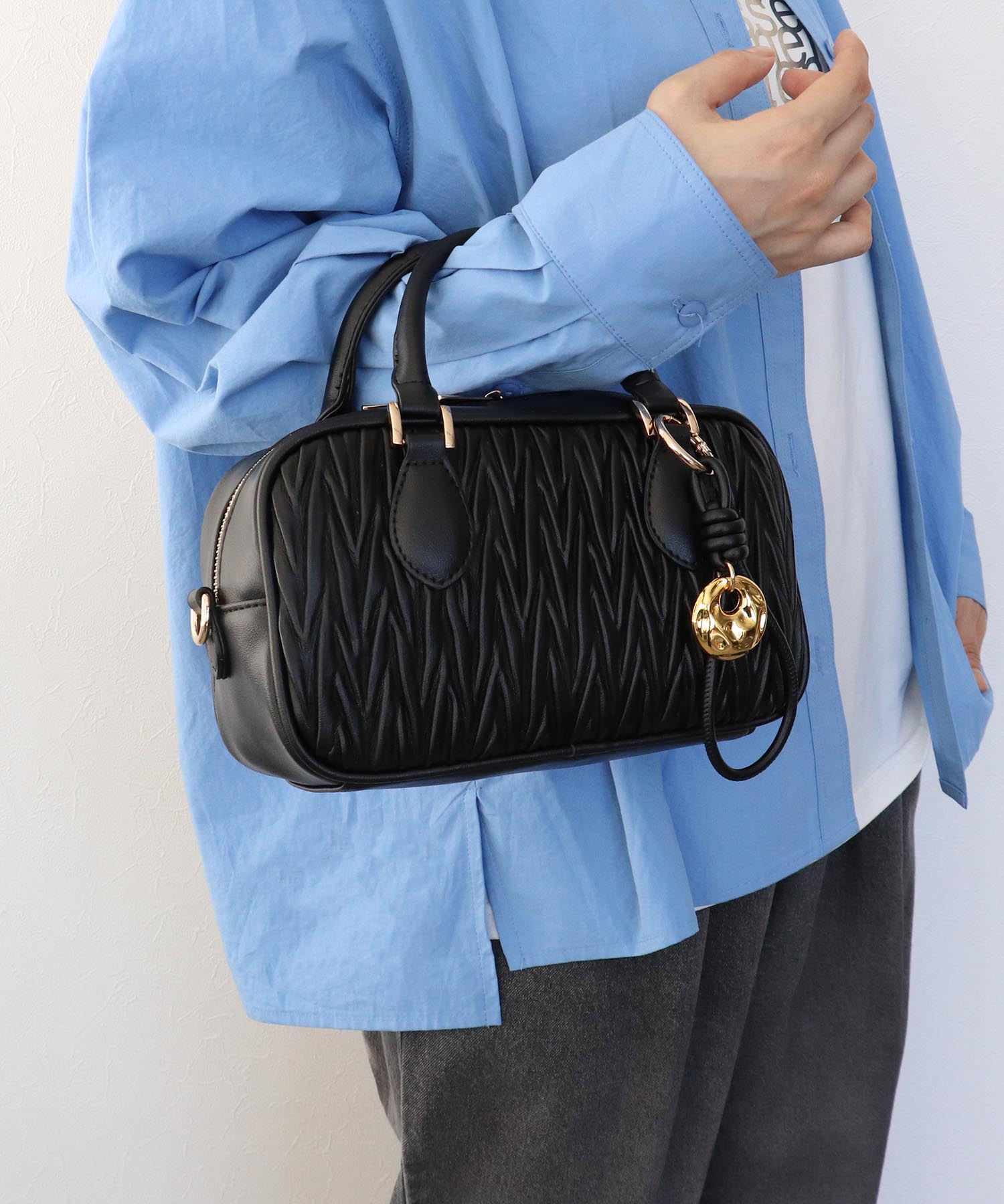 チャーム付きキルト柄ミニボストンバッグ