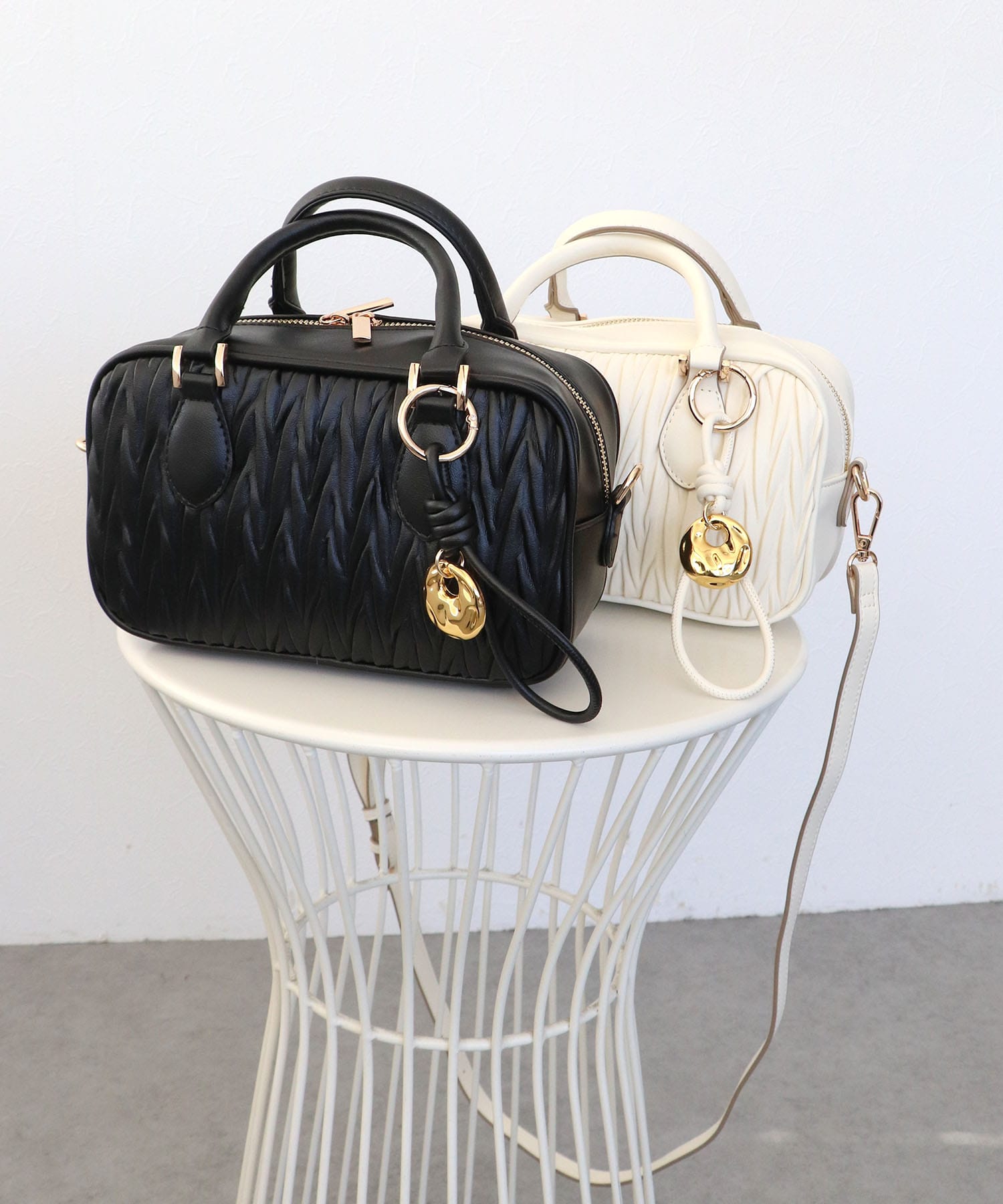 チャーム付きキルト柄ミニボストンバッグ