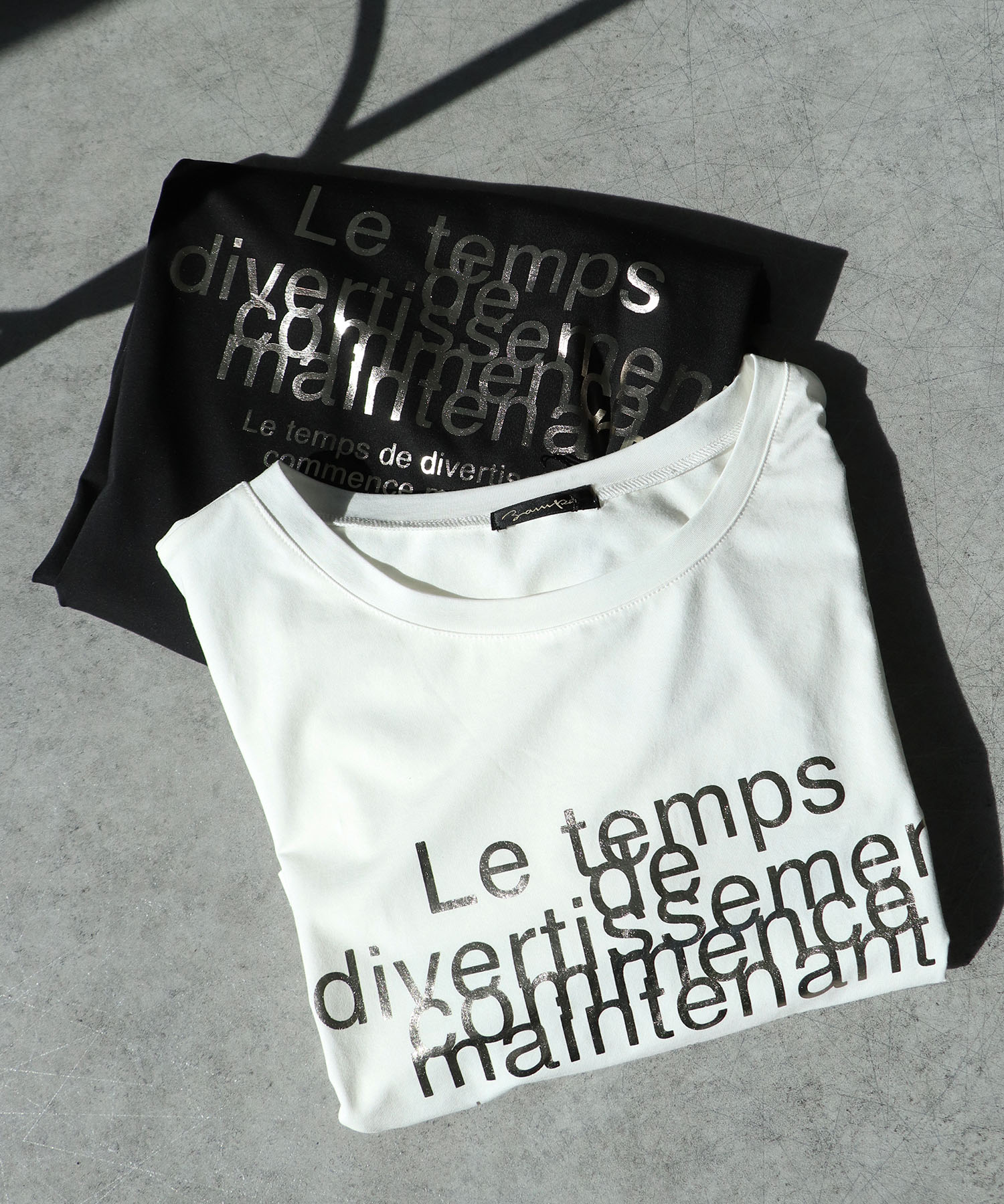 メタリックロゴ箔プリントTシャツ