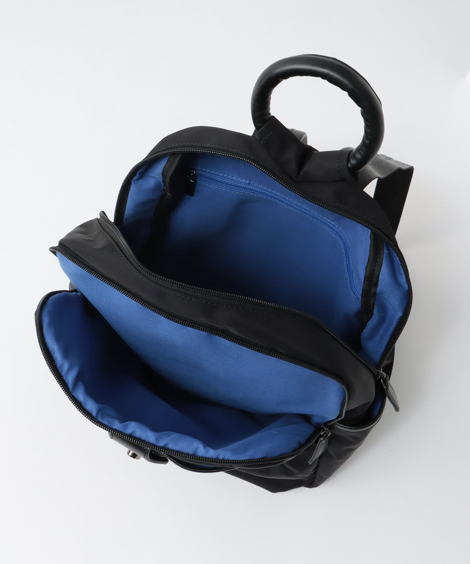 牛革×ナイロン捻り金具リュック