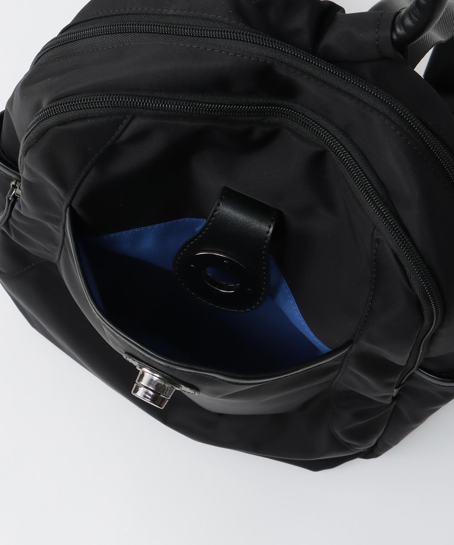 牛革×ナイロン捻り金具リュック