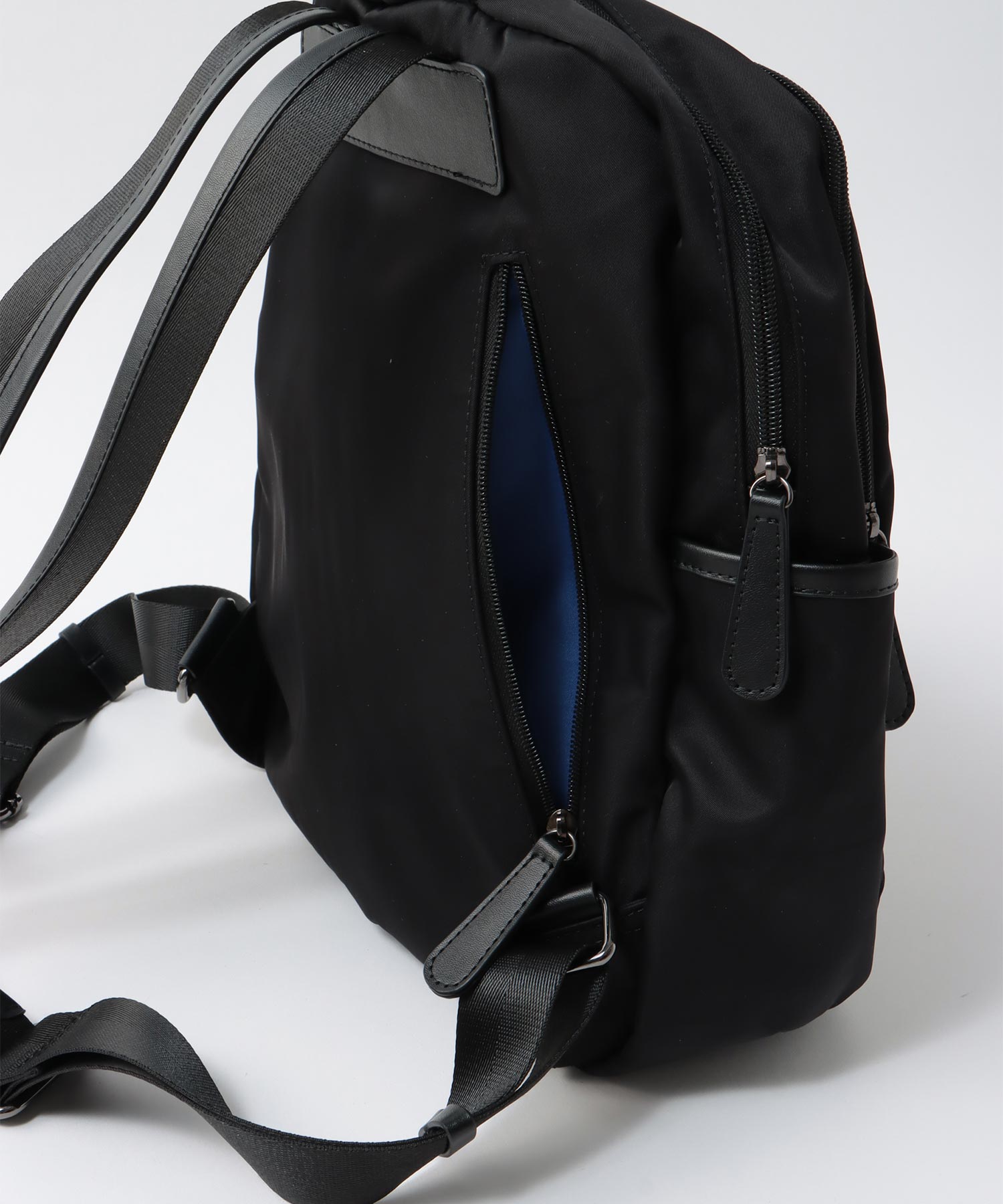 牛革×ナイロン捻り金具リュック