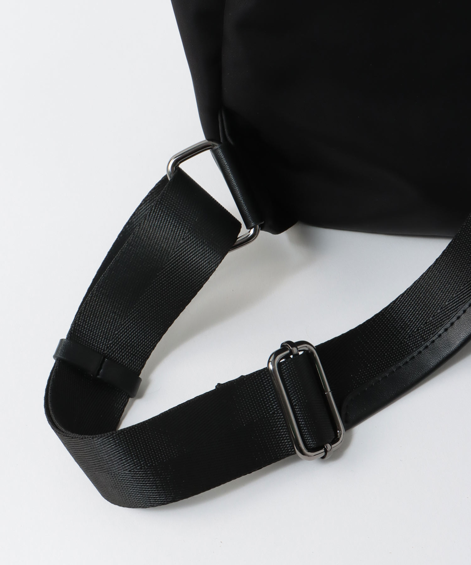 牛革×ナイロン捻り金具リュック