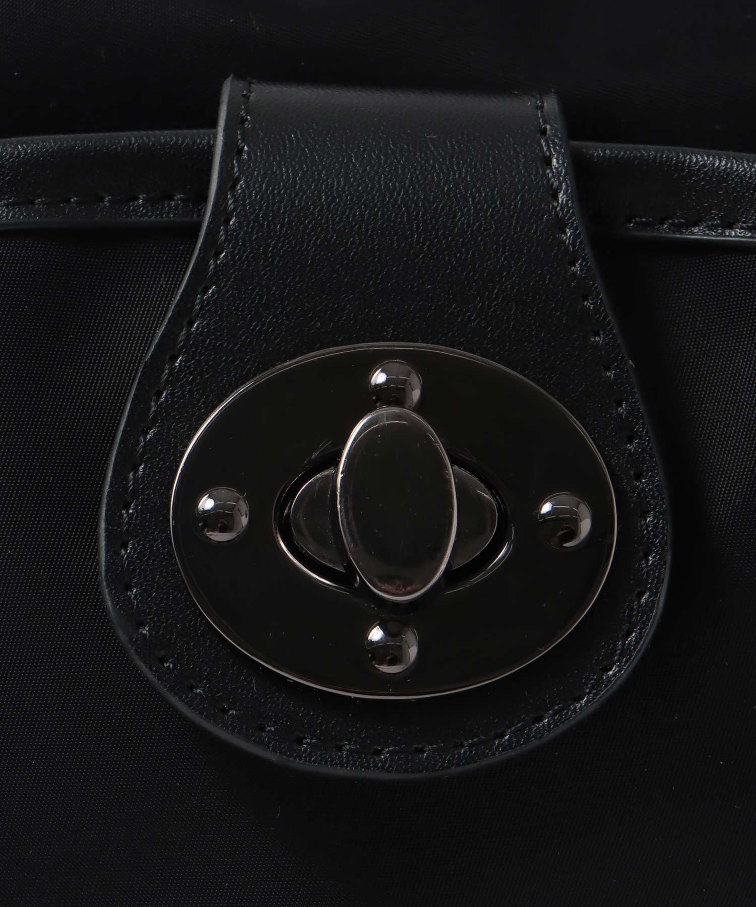 牛革×ナイロン捻り金具リュック