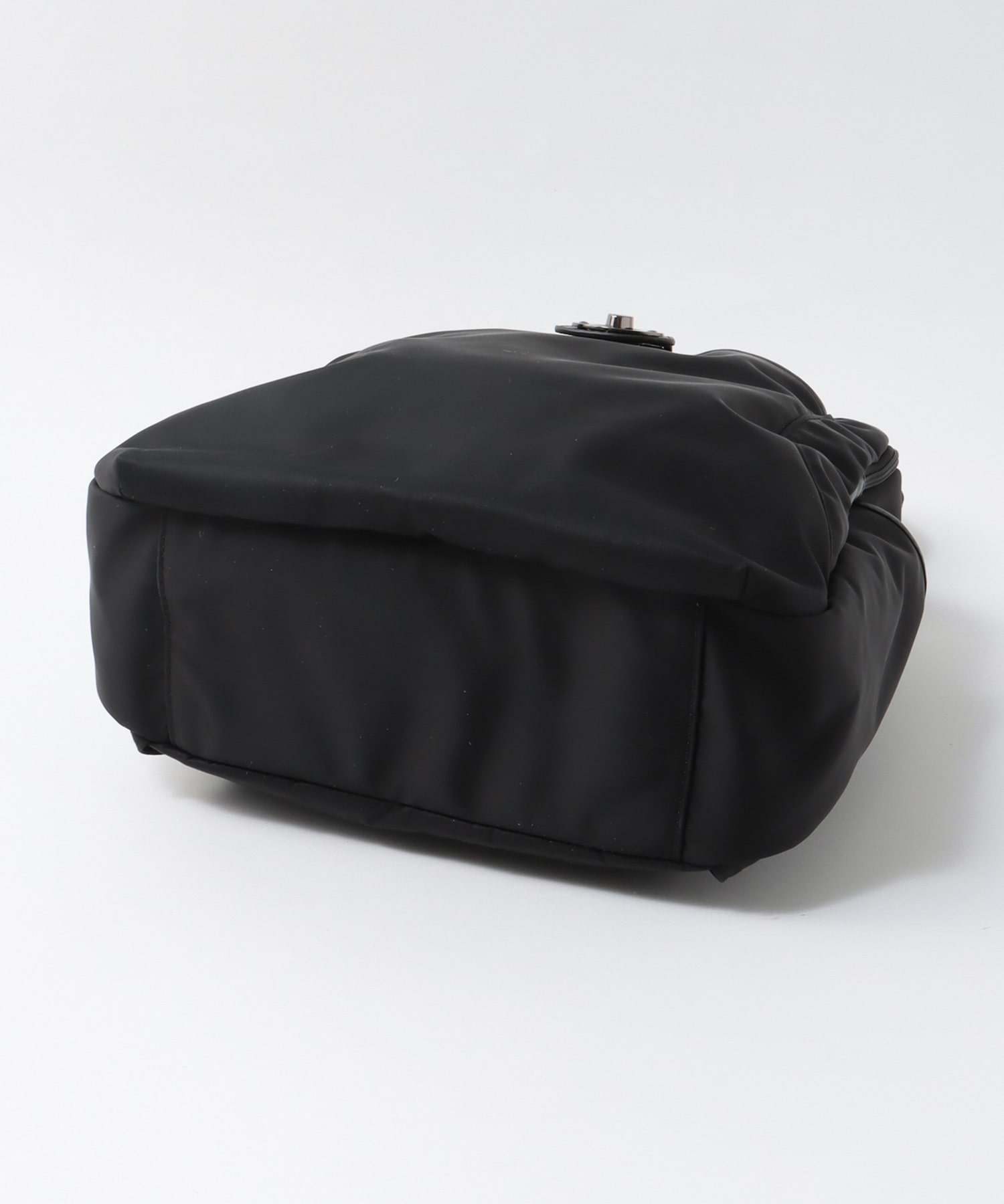 牛革×ナイロン捻り金具リュック