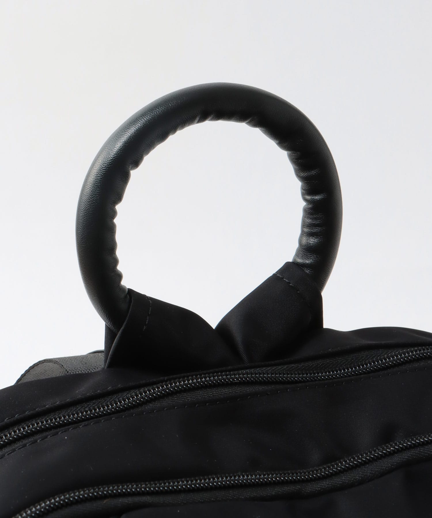 牛革×ナイロン捻り金具リュック