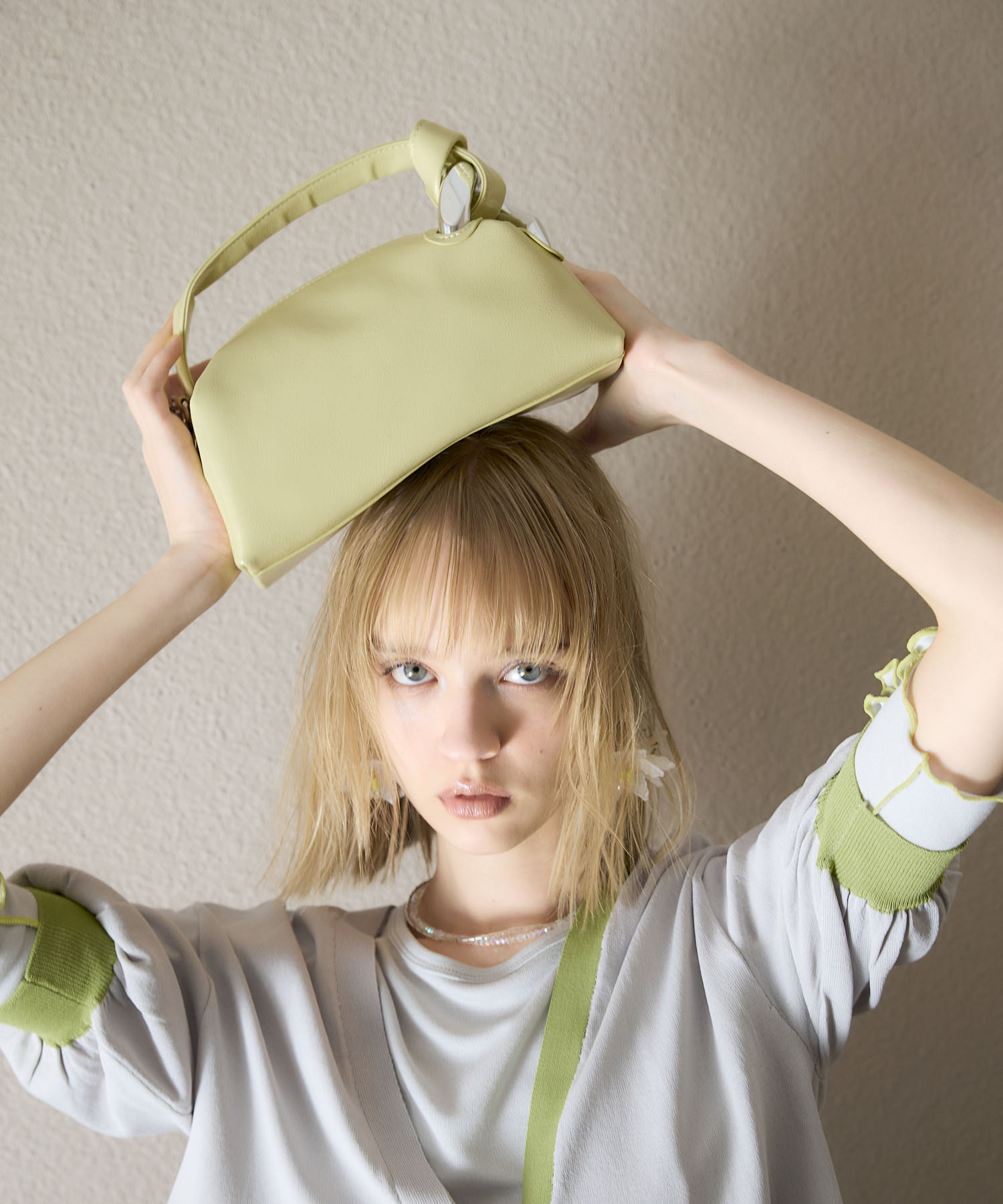 牛革ソフトエナメルミニバッグ