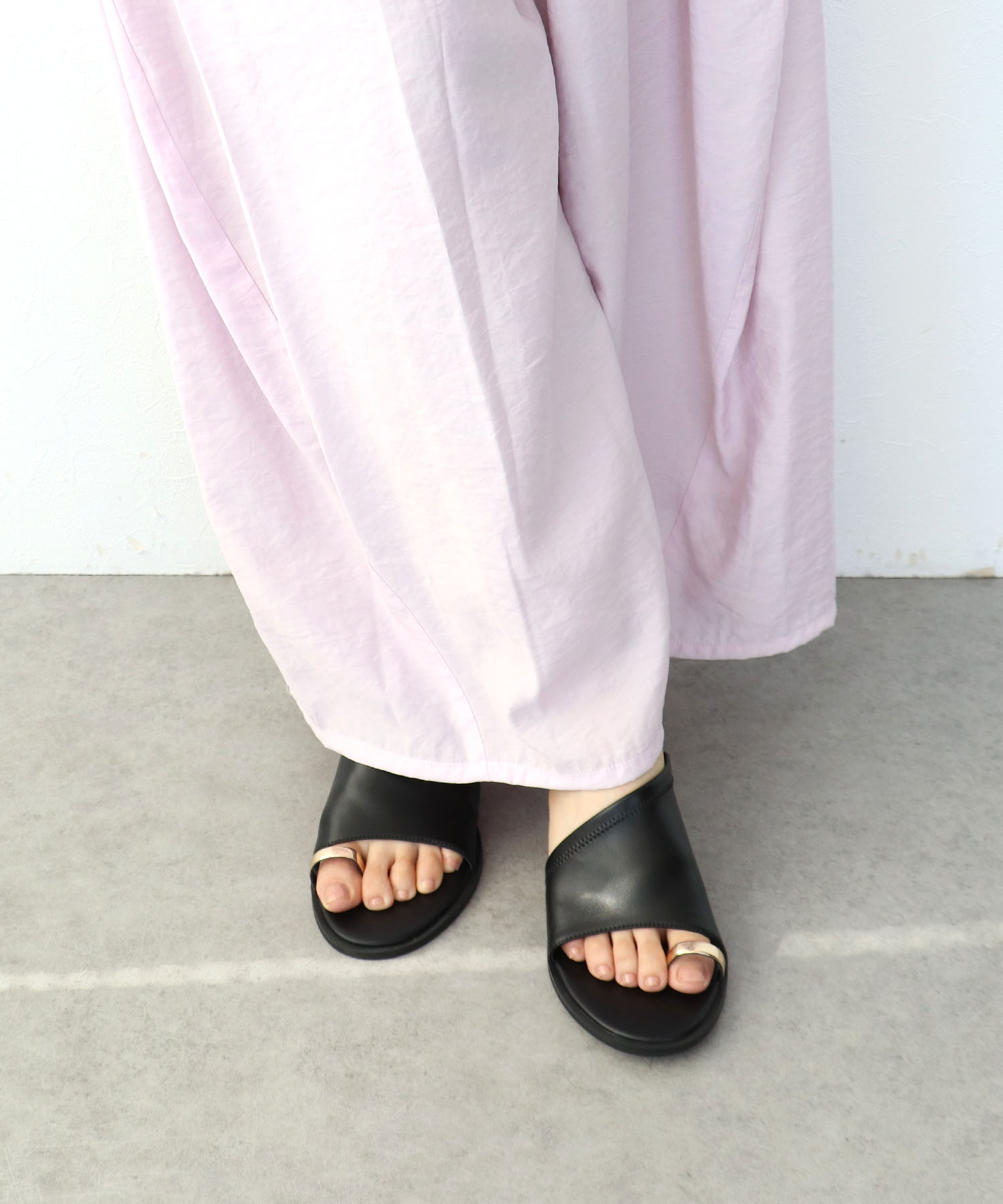 【LE VERNIS】トゥーリングサンダル