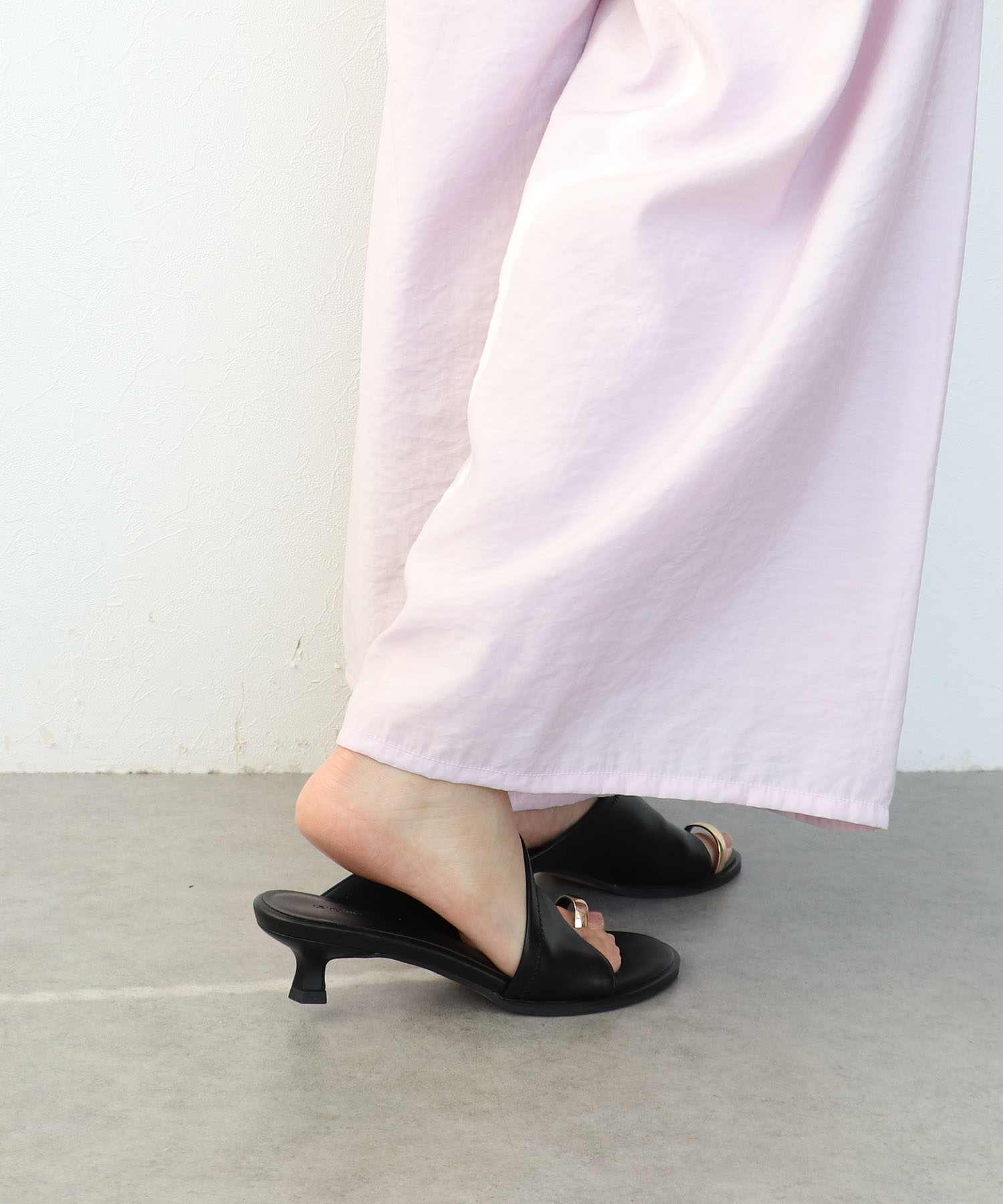 【LE VERNIS】トゥーリングサンダル