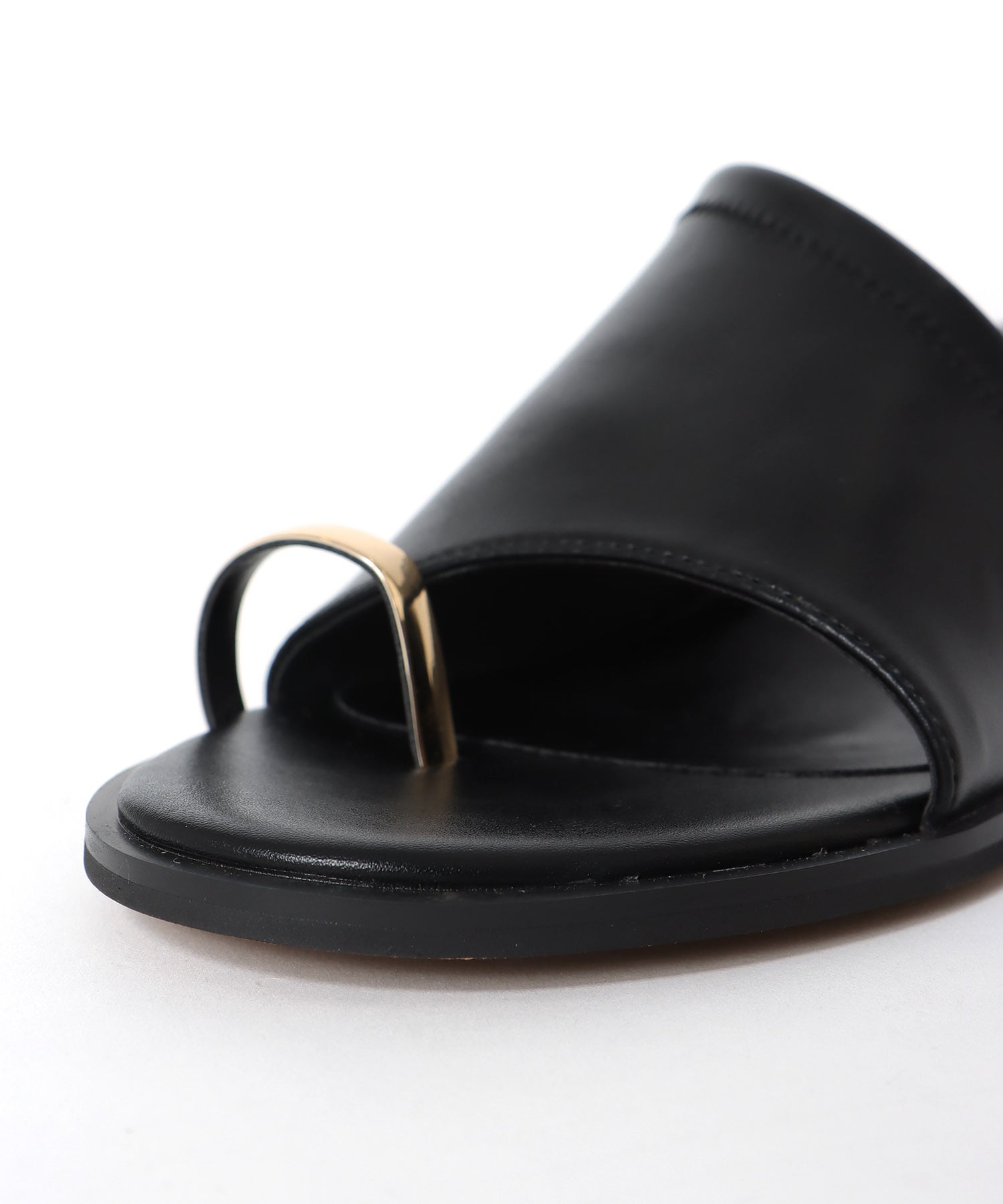 【LE VERNIS】トゥーリングサンダル