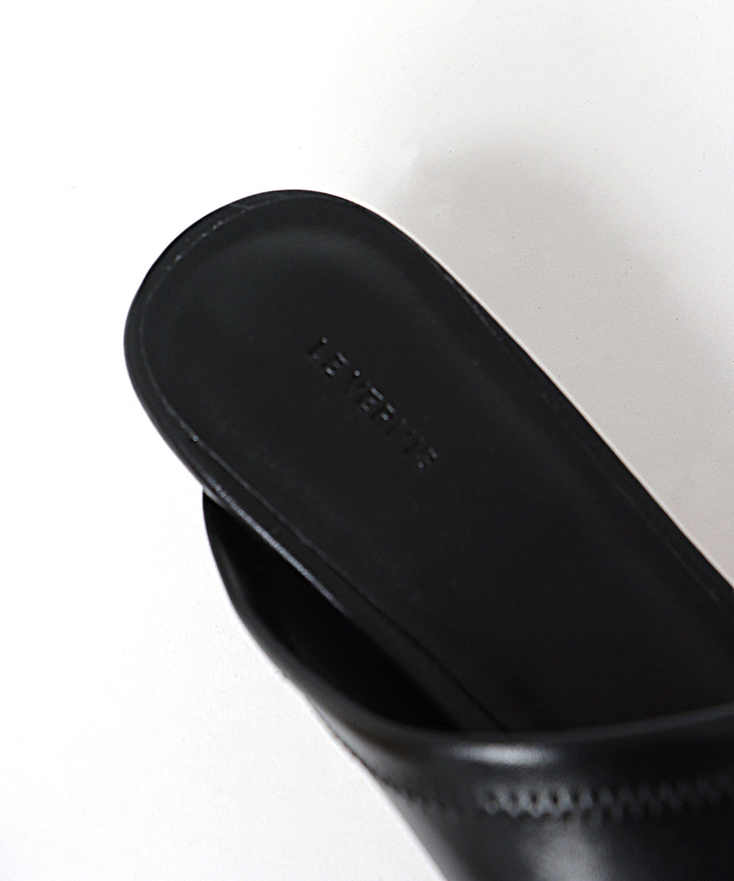 【LE VERNIS】トゥーリングサンダル