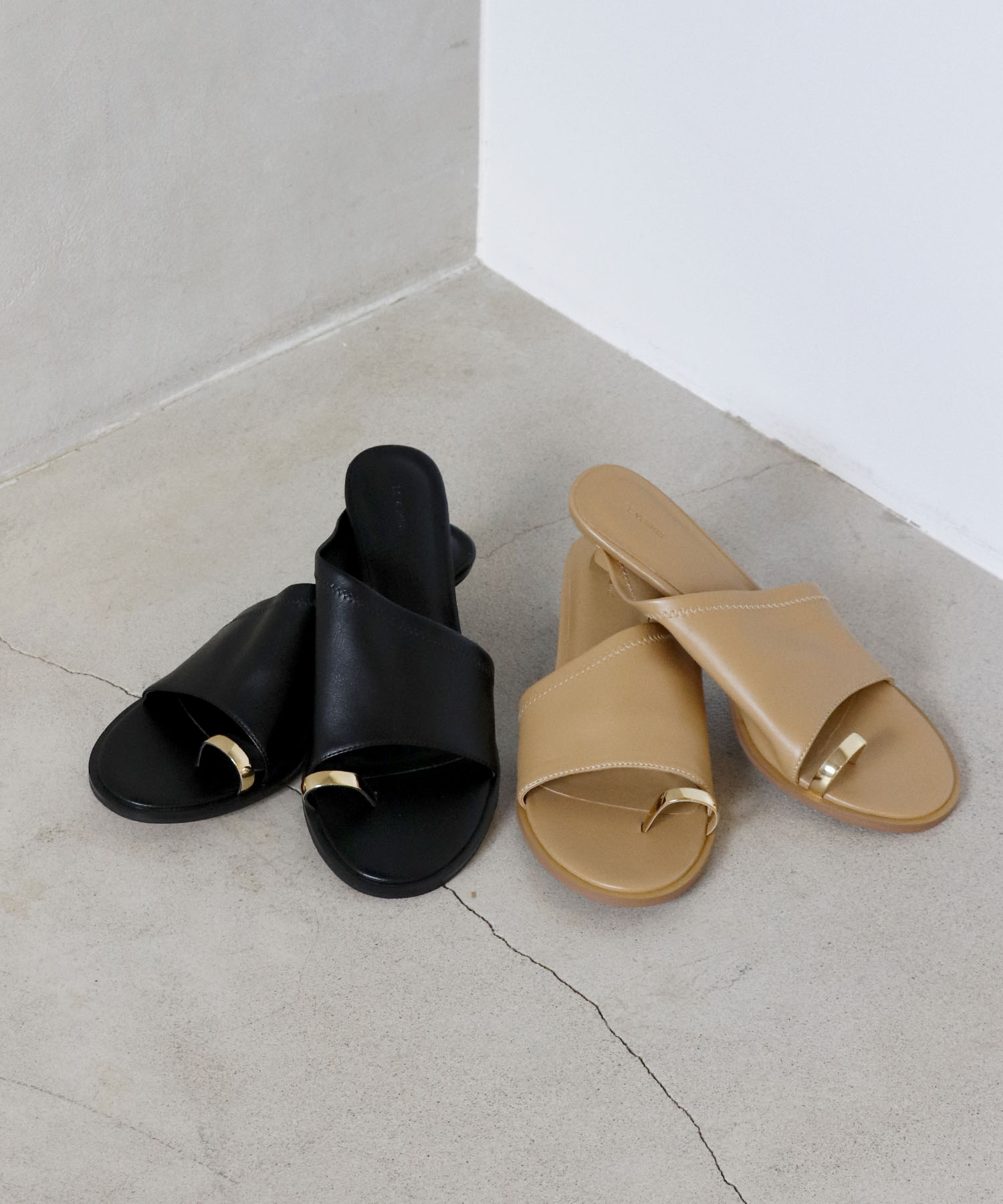 【LE VERNIS】トゥーリングサンダル