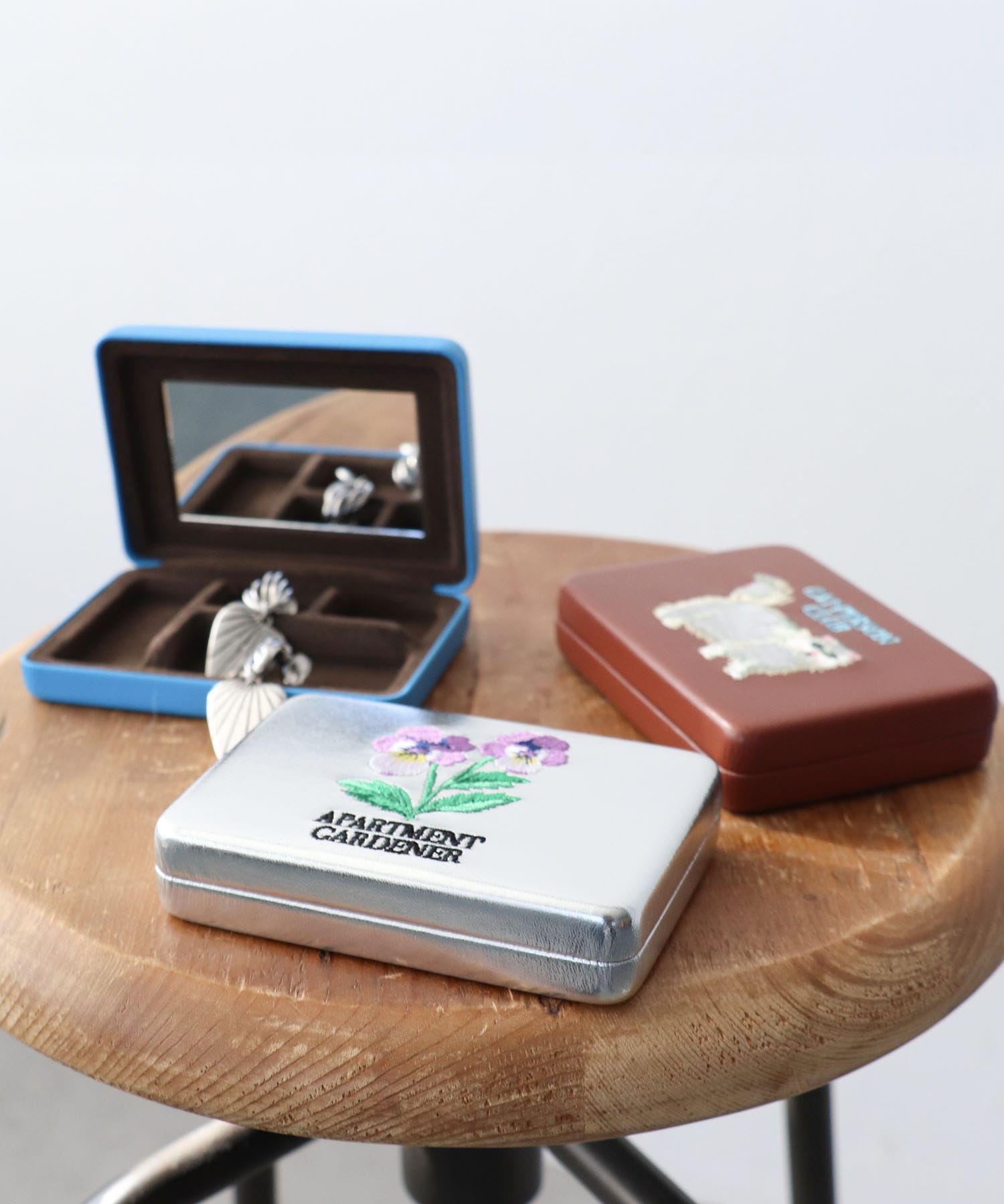 【JOli JOli】キャリング刺繍コンパクトミラーケース