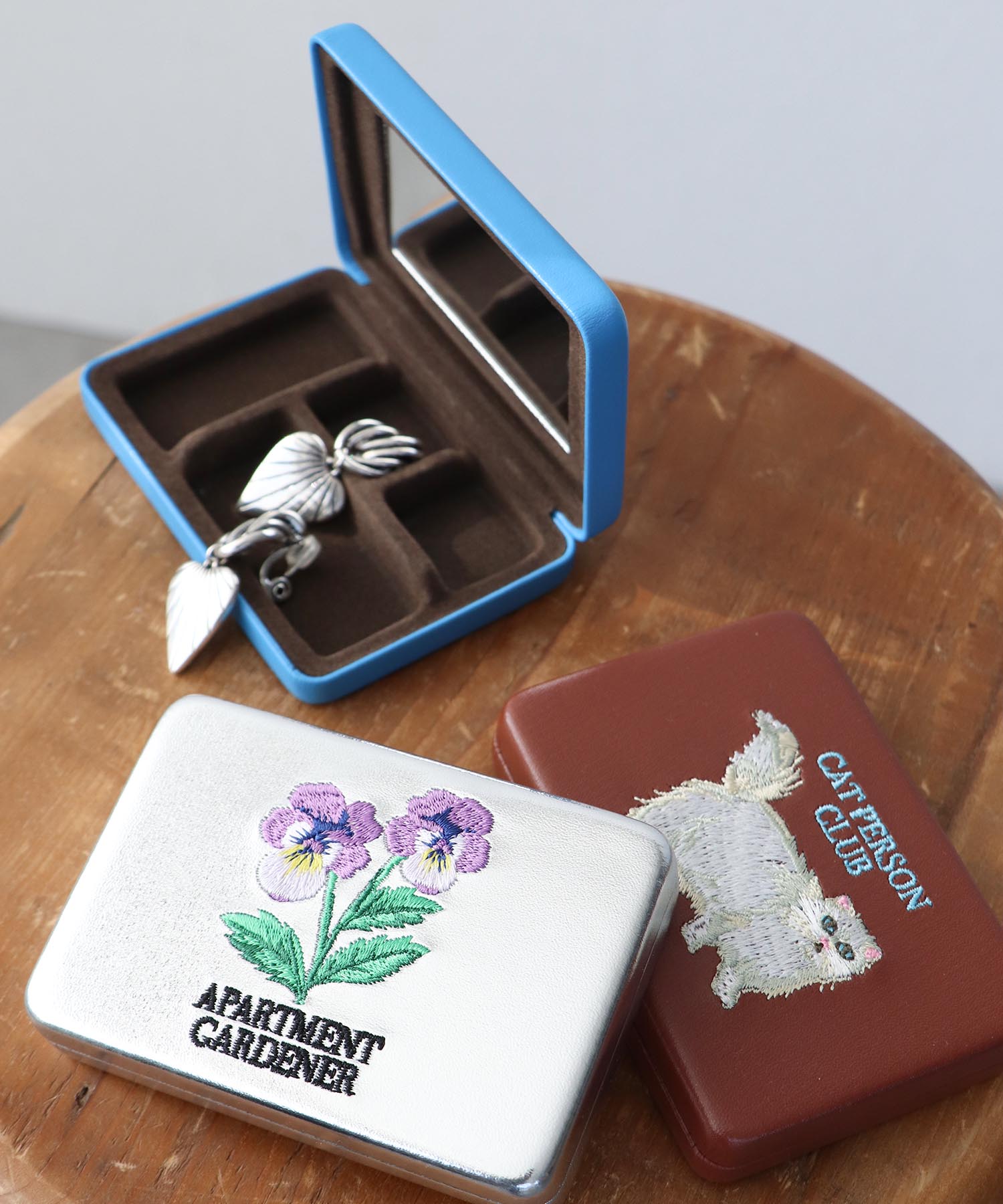 【JOli JOli】キャリング刺繍コンパクトミラーケース