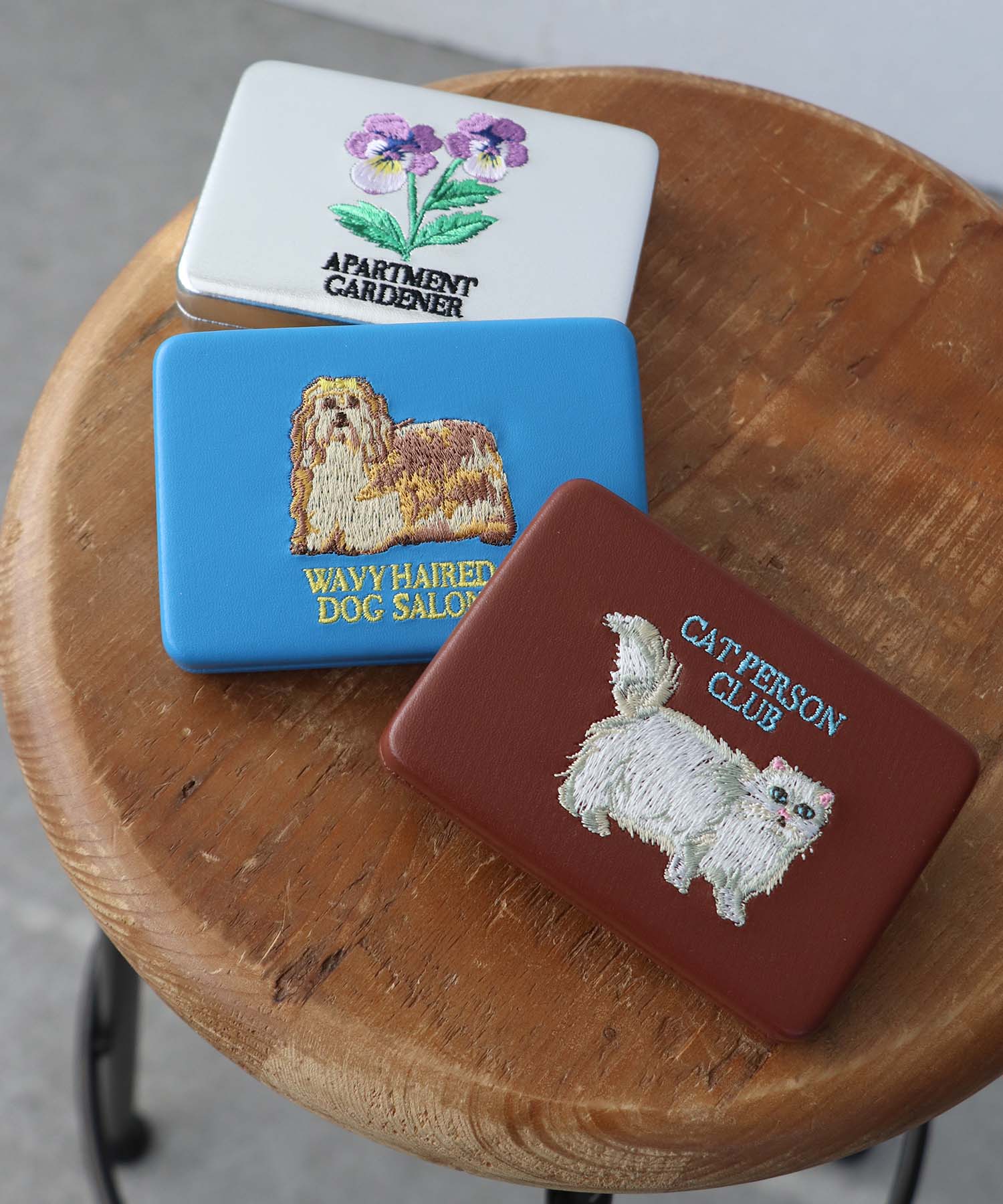 【JOli JOli】キャリング刺繍コンパクトミラーケース