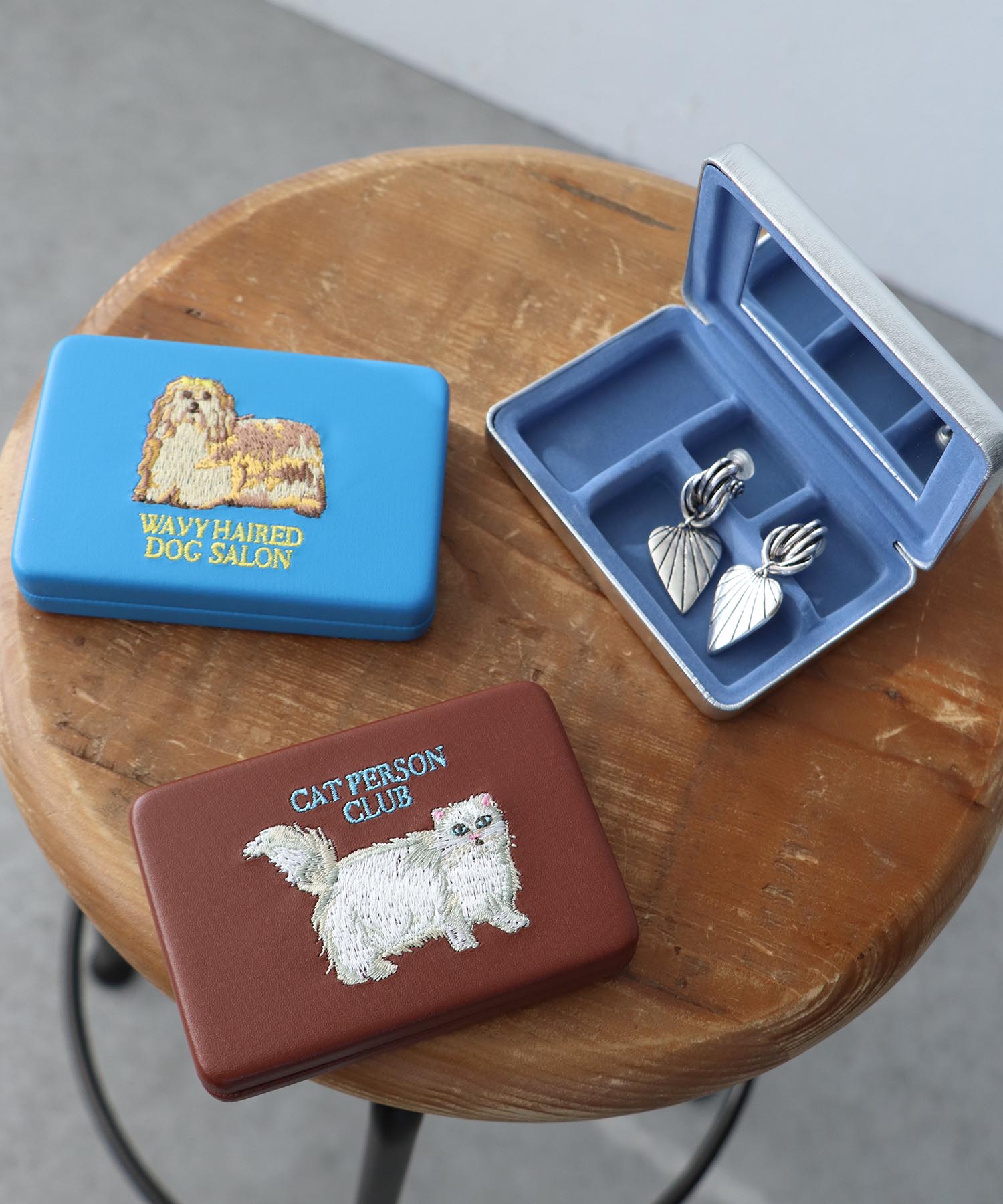 【JOli JOli】キャリング刺繍コンパクトミラーケース