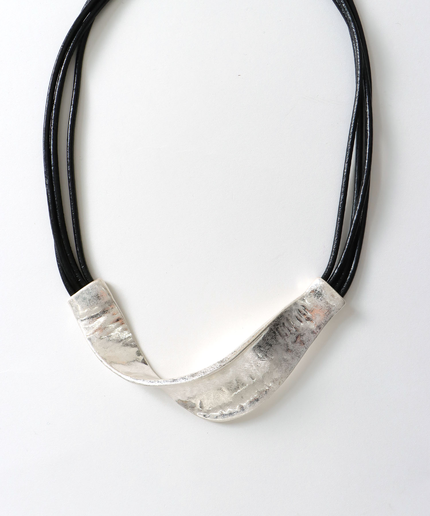 捻りメタル革紐ネックレス