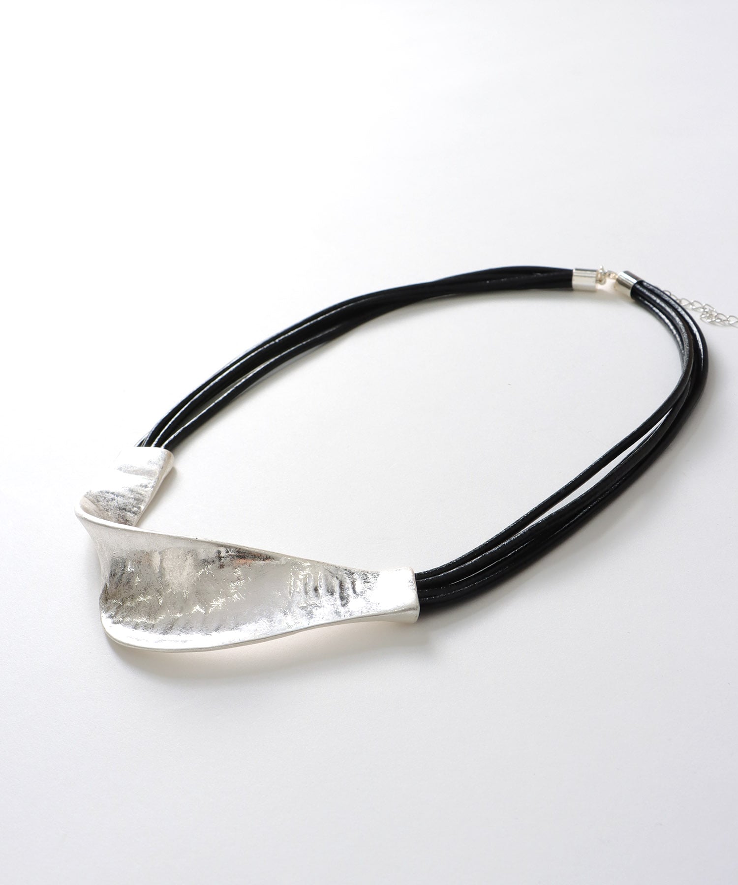 捻りメタル革紐ネックレス