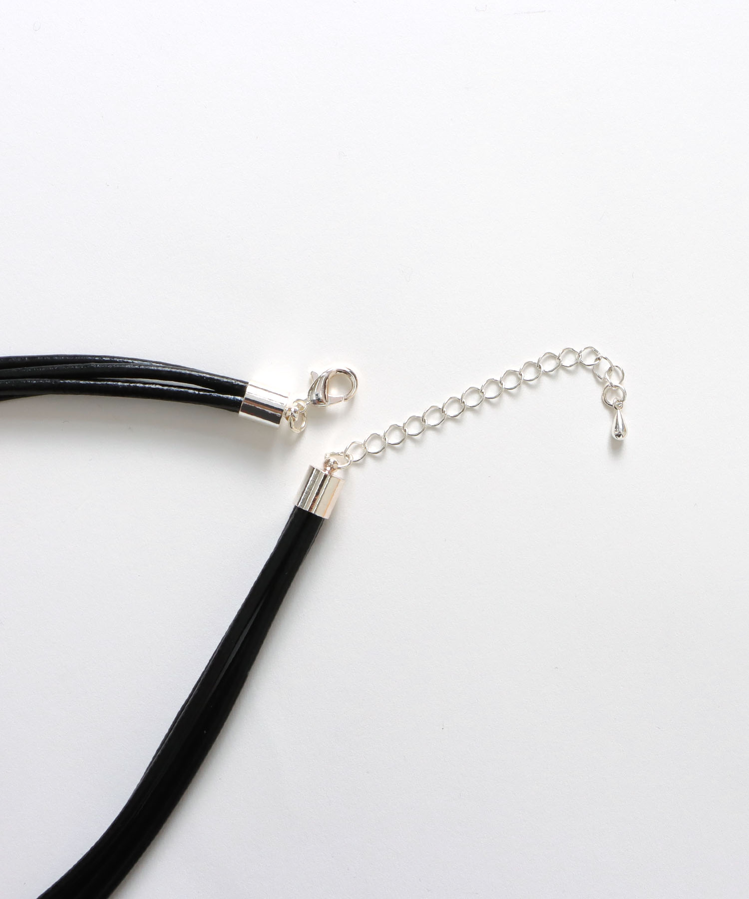 捻りメタル革紐ネックレス