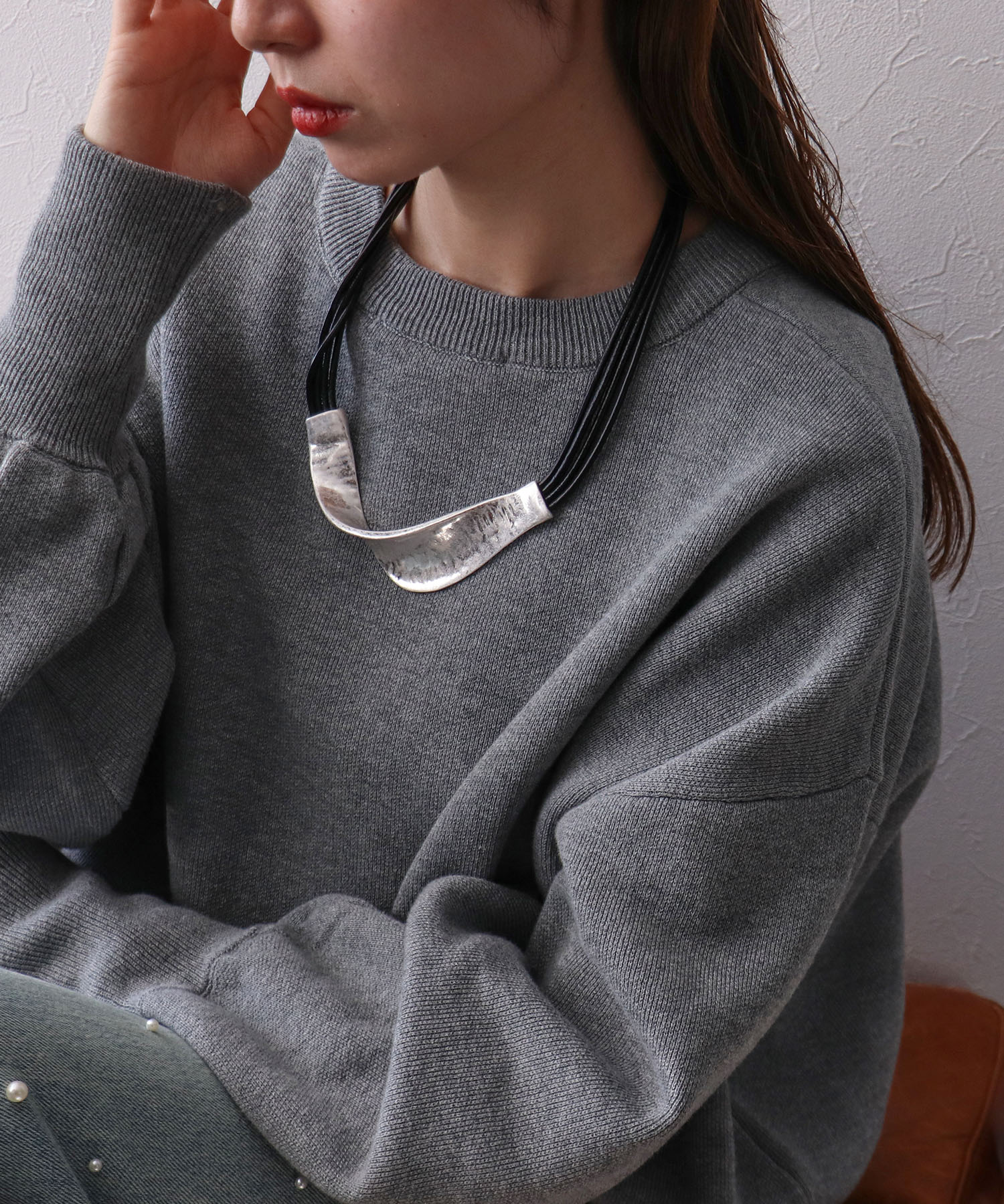 捻りメタル革紐ネックレス