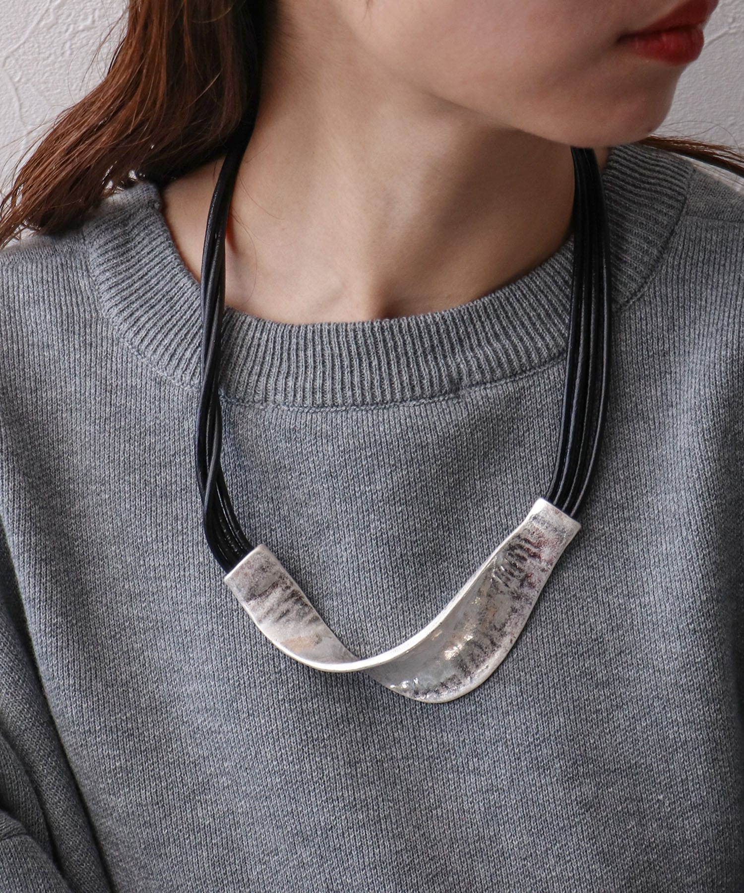 捻りメタル革紐ネックレス