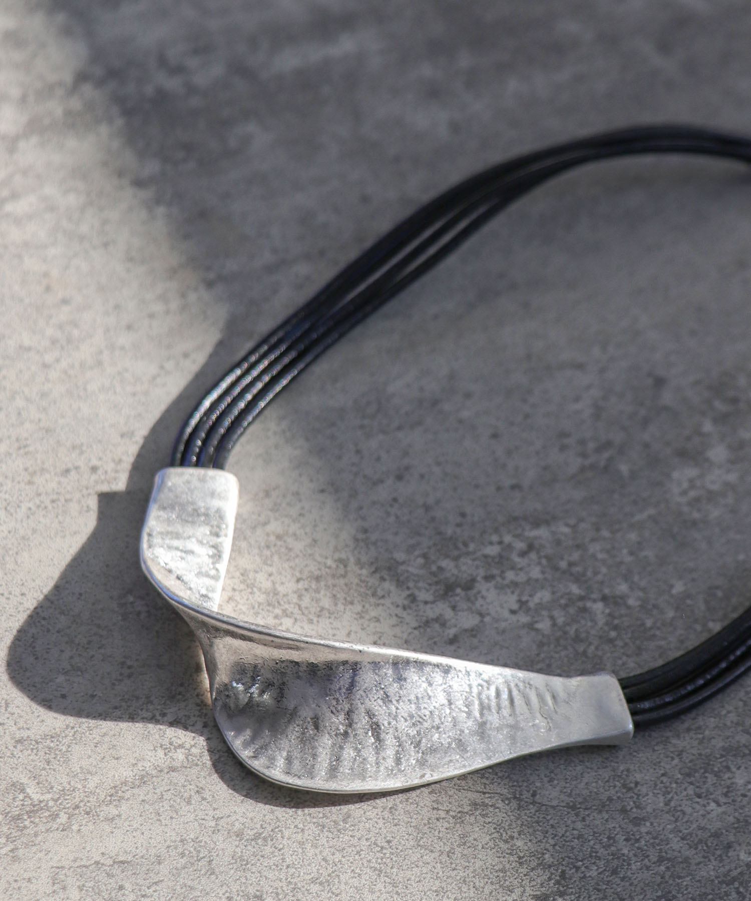 捻りメタル革紐ネックレス