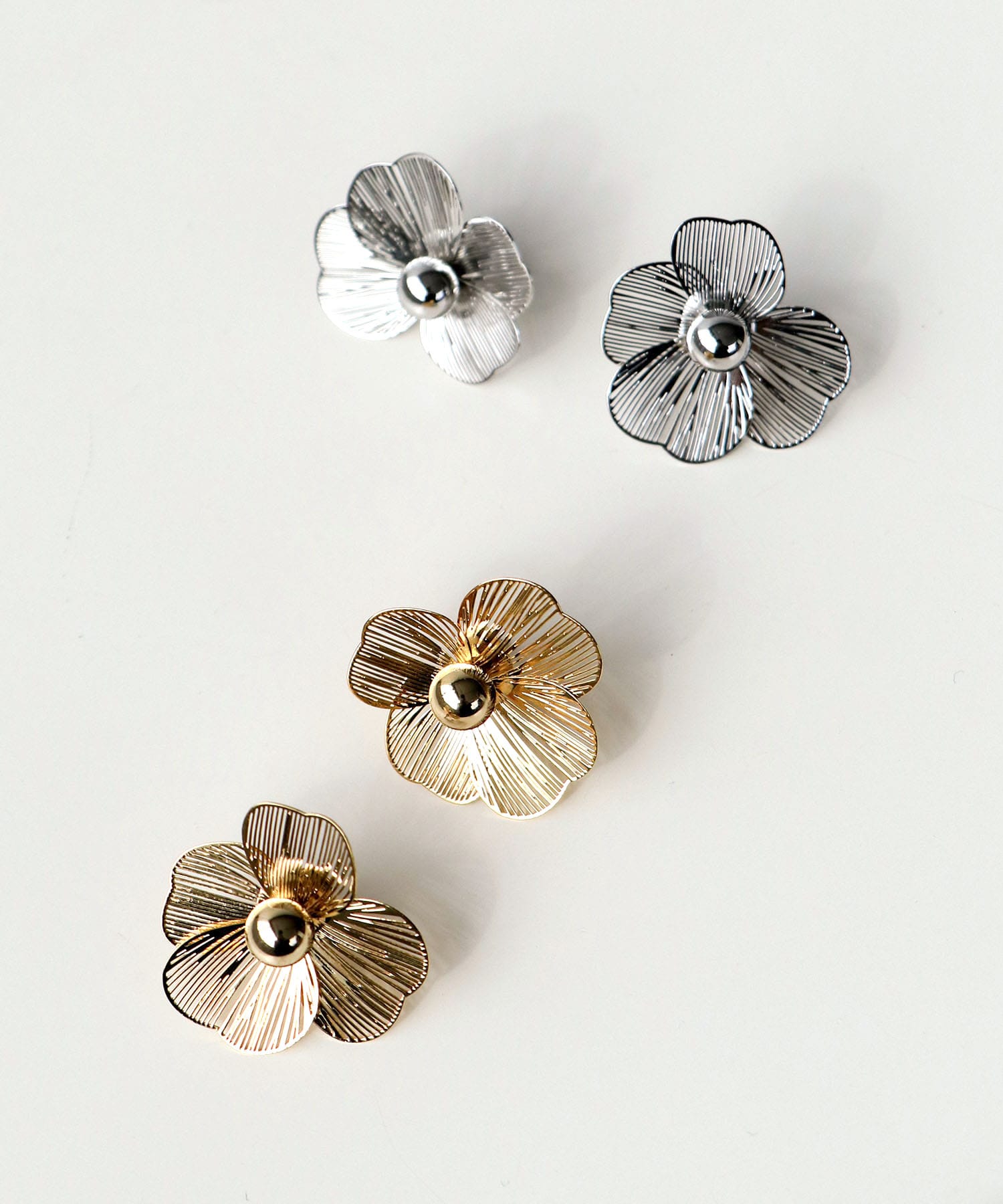 フラワー透かしピアス