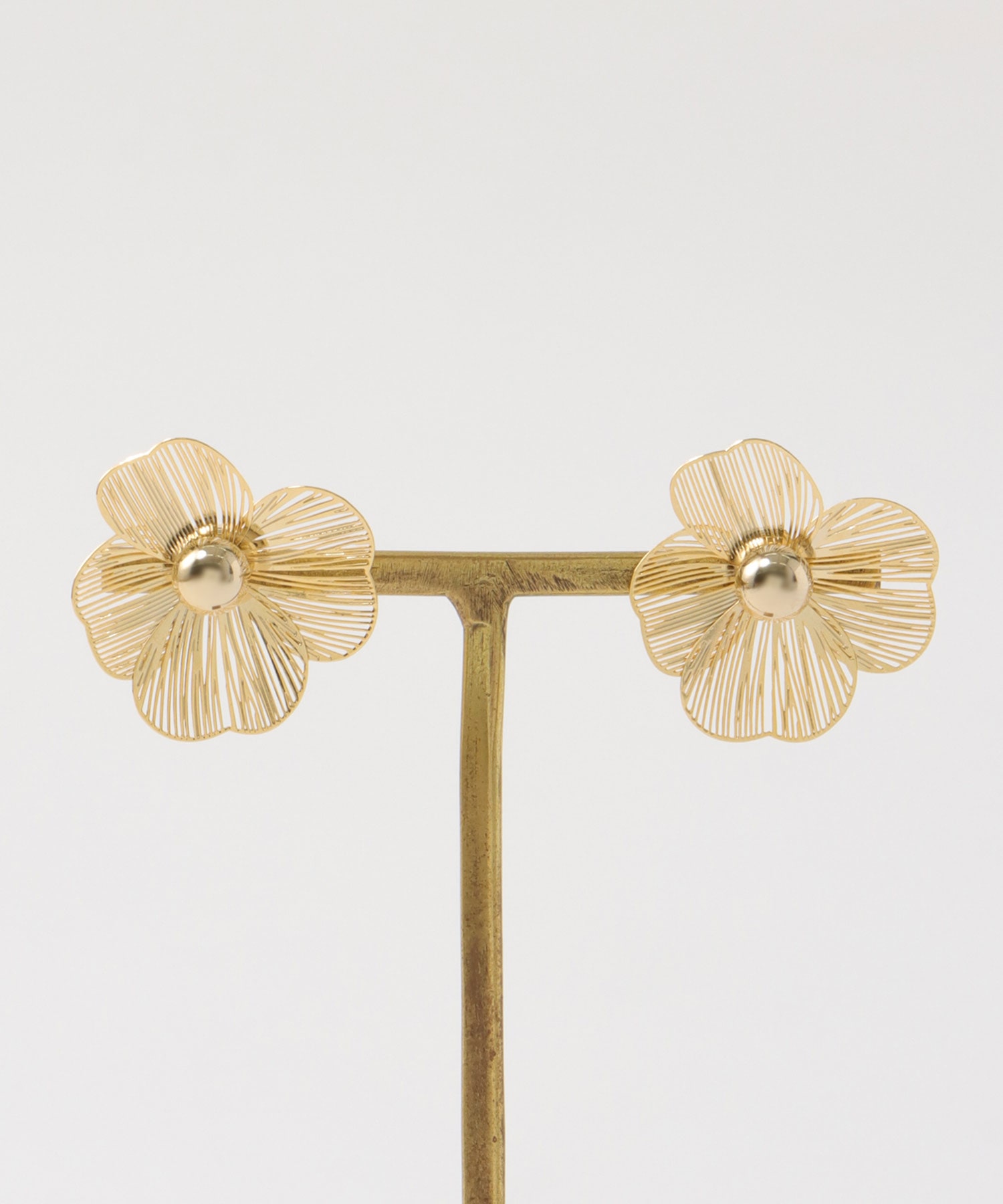 フラワー透かしピアス