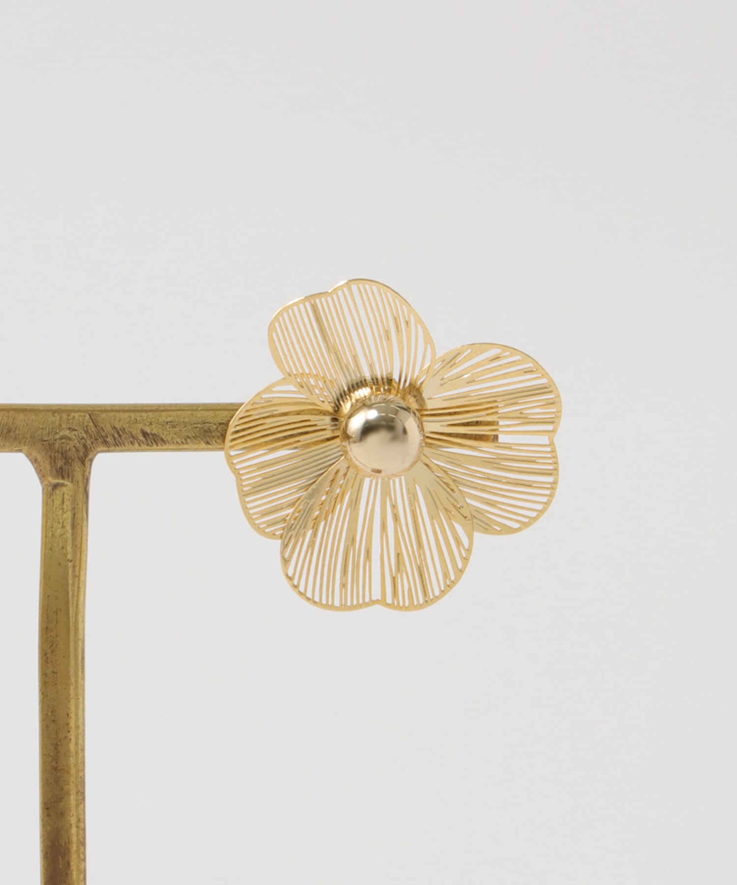 フラワー透かしピアス