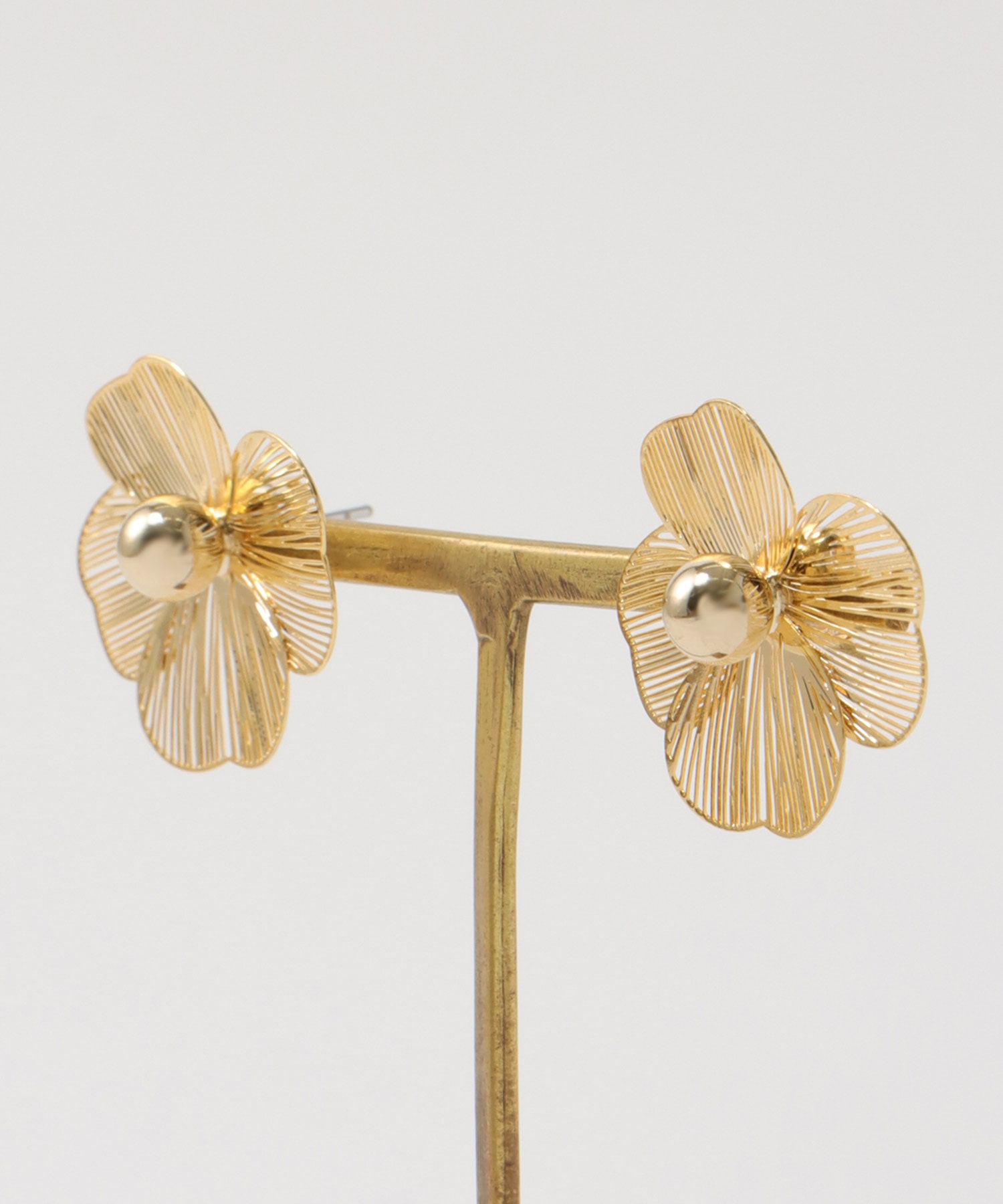 フラワー透かしピアス