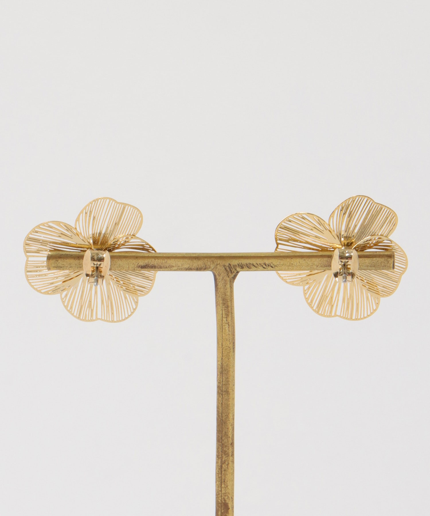 フラワー透かしピアス