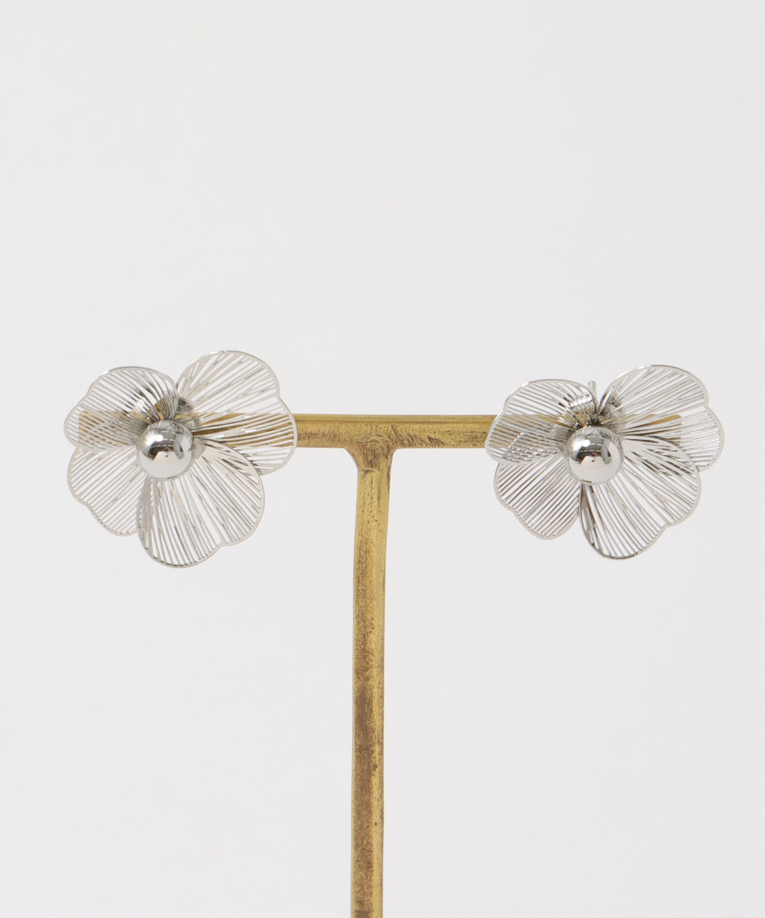 フラワー透かしピアス