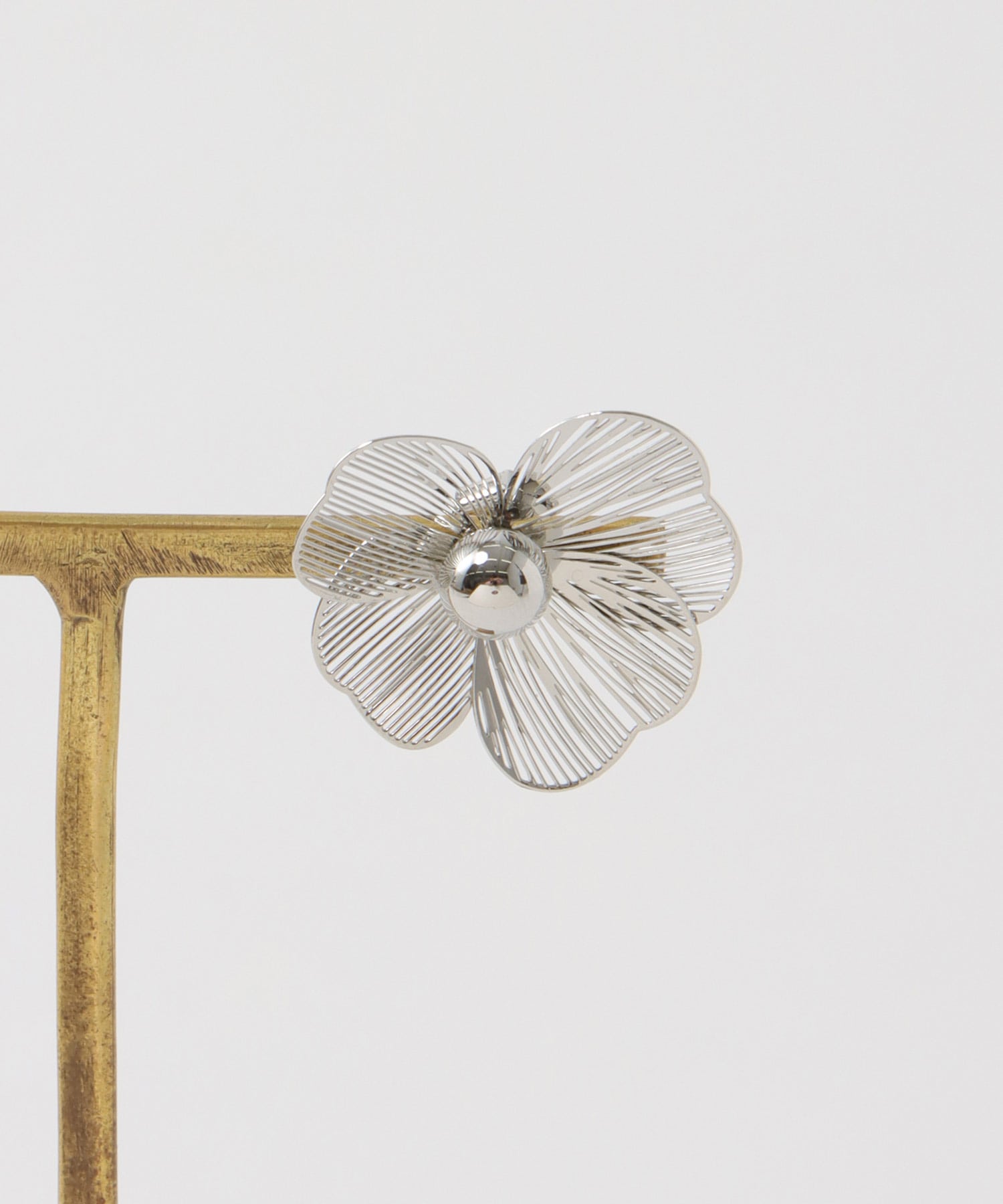 フラワー透かしピアス