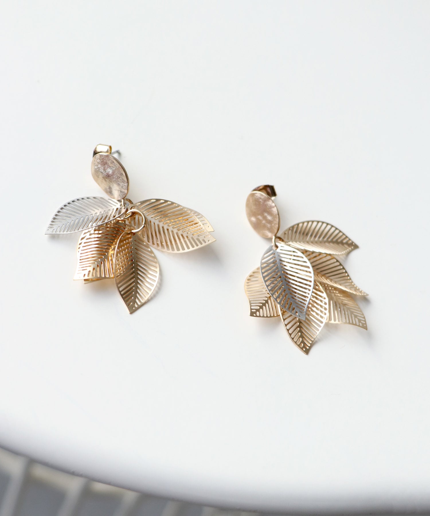 リーフボリューム透かしメタルピアス