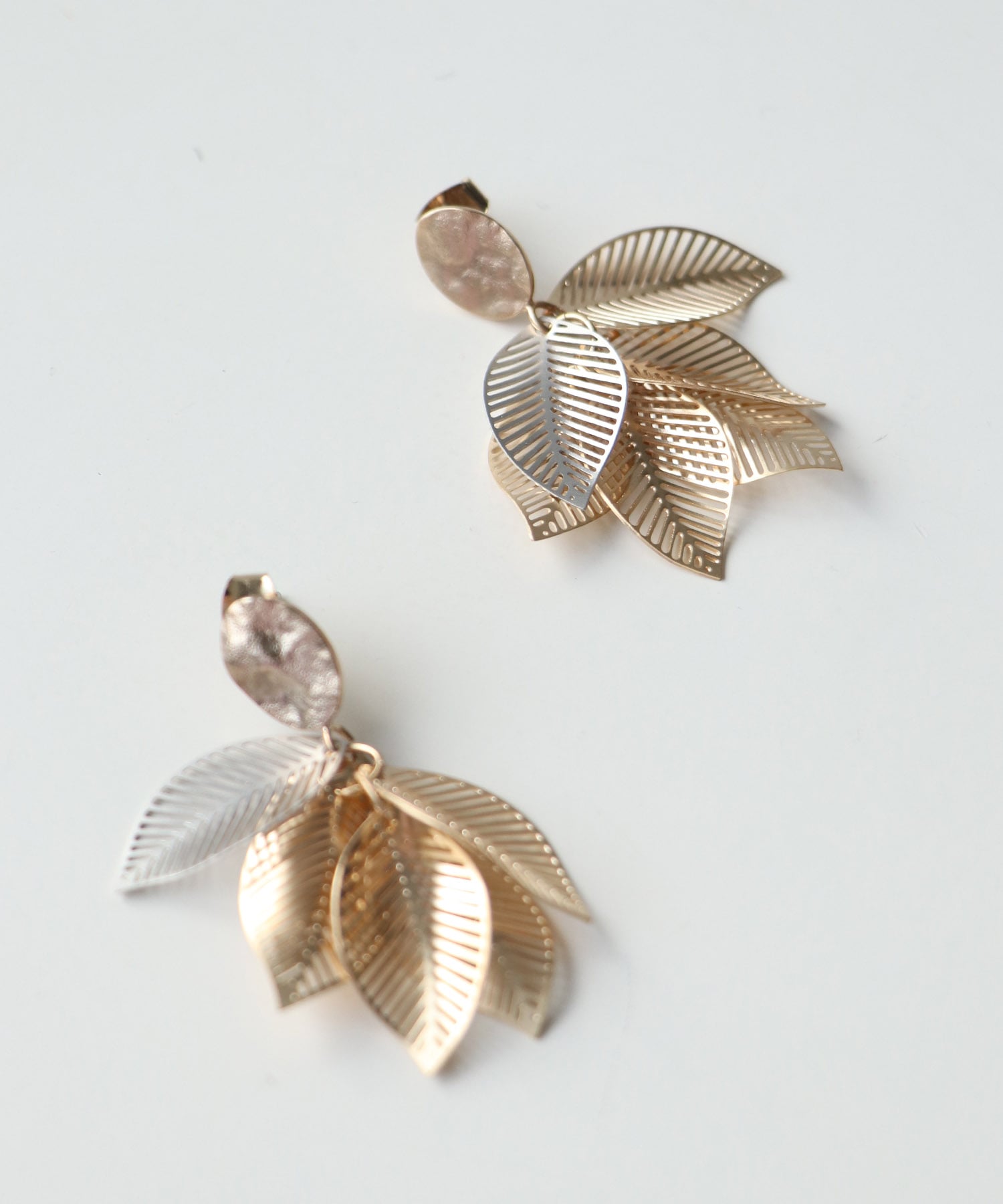 リーフボリューム透かしメタルピアス